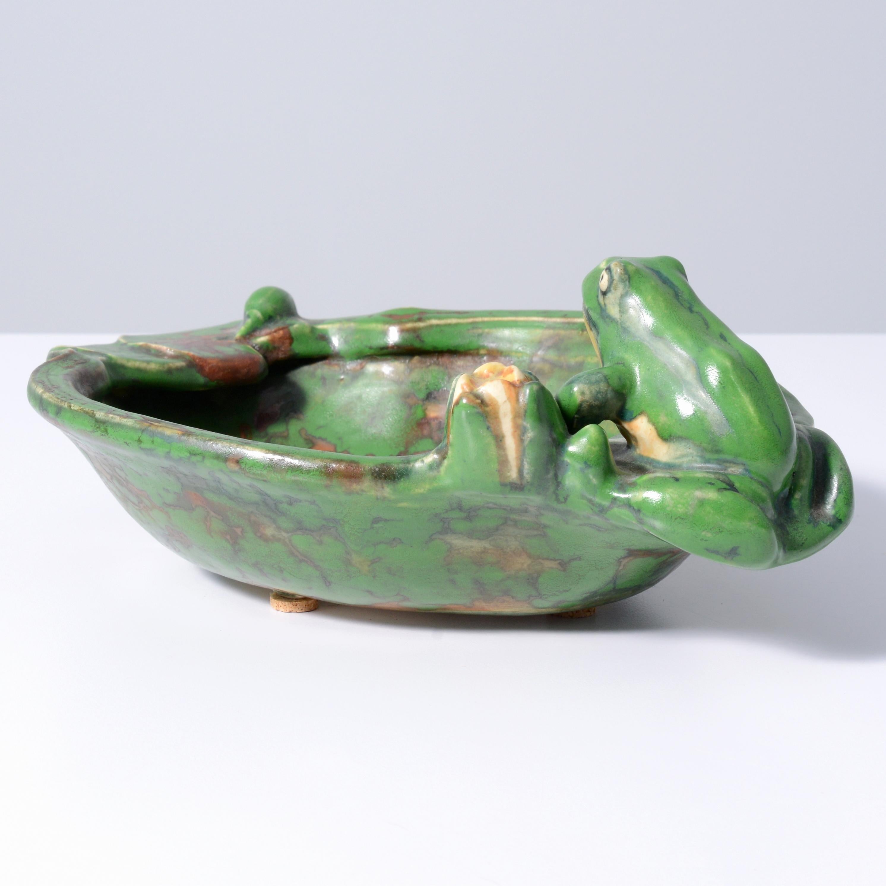Weller COPPERTONE Frosch / Lilien Pad Schale, Rudolph Lorber Design im Zustand „Gut“ im Angebot in Lake Worth Beach, FL