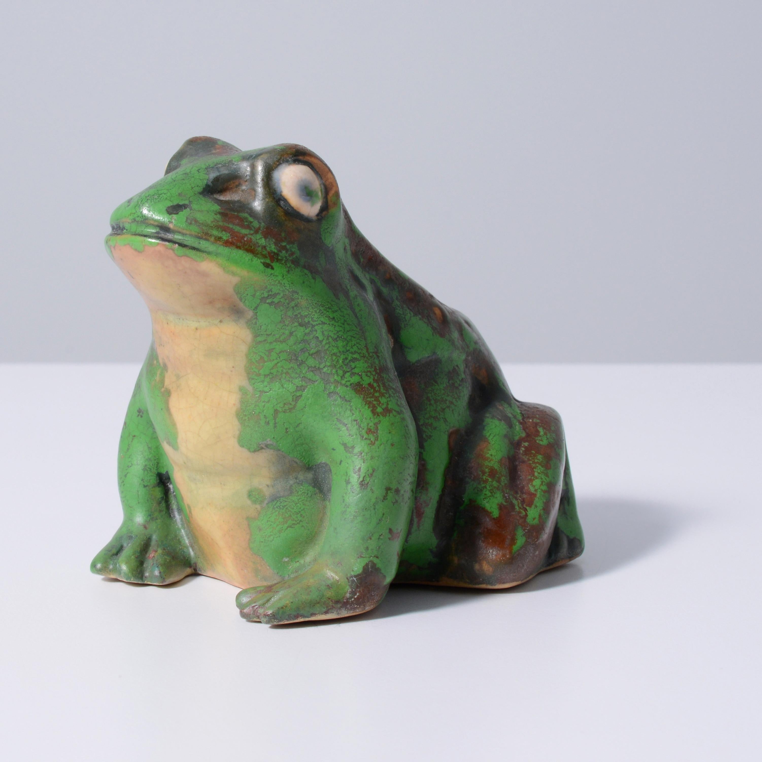 Artista/Designer; Produttore: Rudolph Lorber (1873-1952); Weller Pottery Co.
Marcatura(e); firmata(e)
Materiali: ceramica
Dimensioni (H, L, P): 3.5 