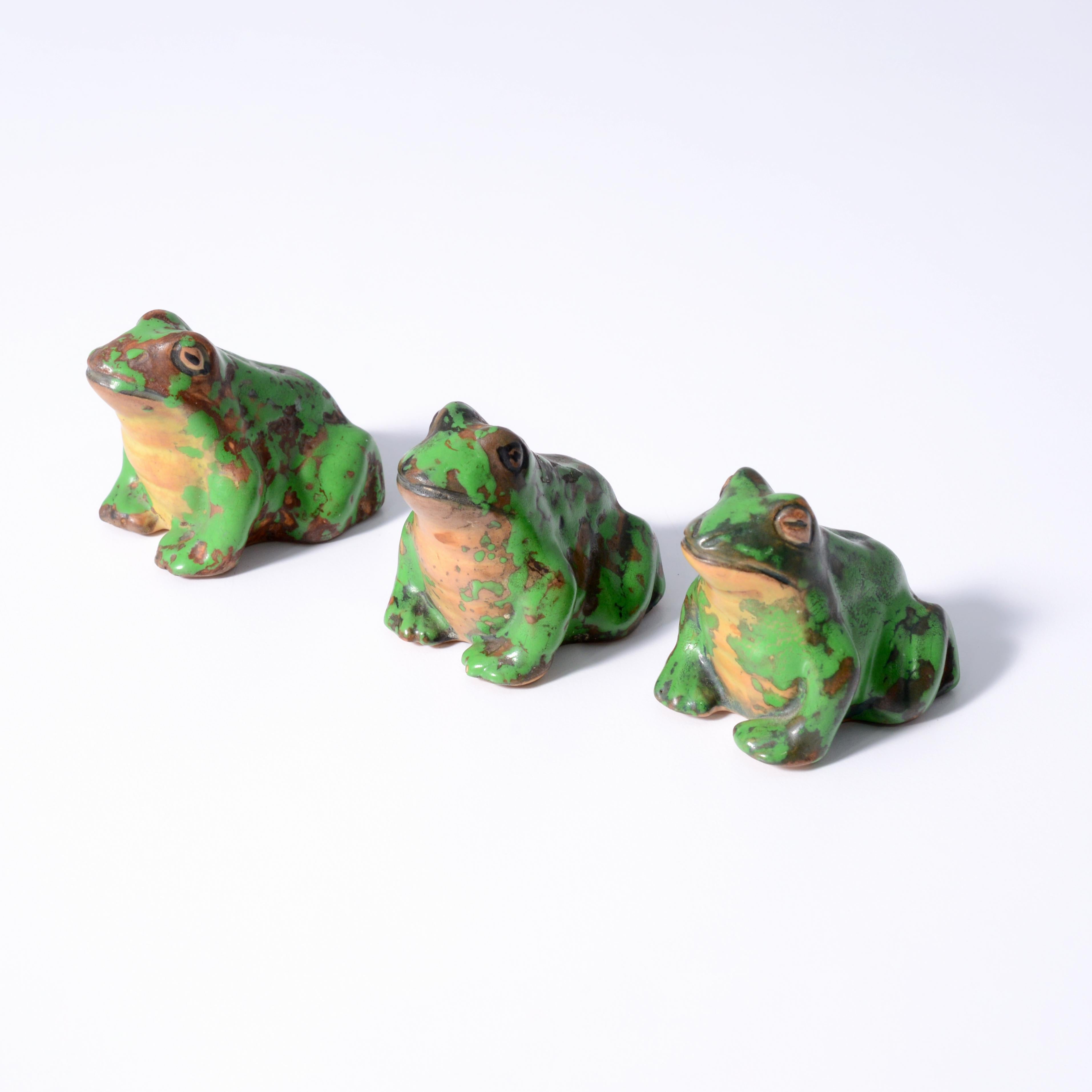 Artista/Diseñador; Fabricante: Rudolph Lorber (1873-1952); Weller Pottery Co.
Marcado(s); firmado(s) (3), marcado(s)
Materiales: cerámica
Dimensiones (alto, ancho, fondo): 2