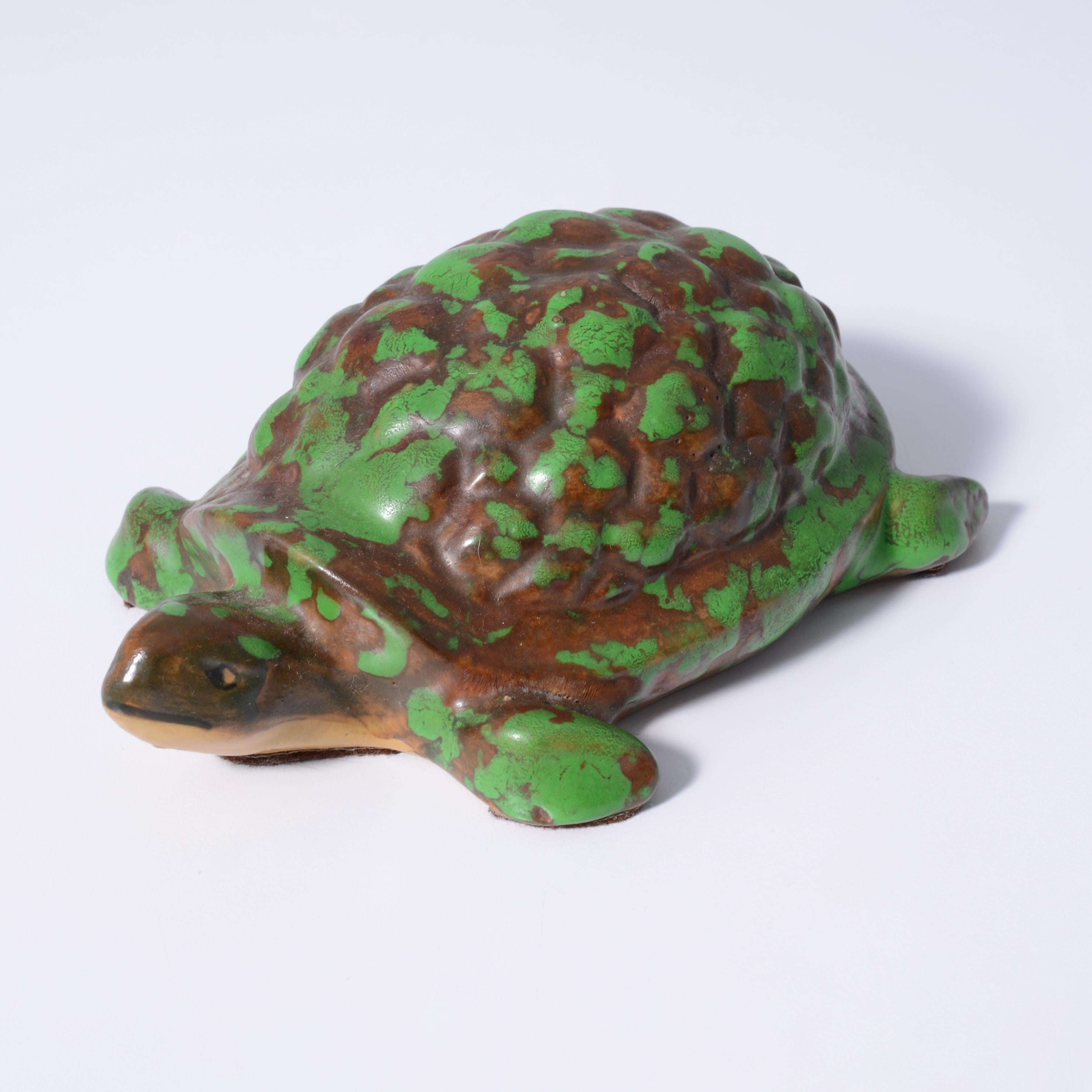 Artistics/Designer ; Fabricant : Rudolph Lorber (1873-1952) ; Weller Pottery Co.
Marquage(s) ; signé(s)
Matériaux : céramique
Dimensions (H, L, P) : 2,5 