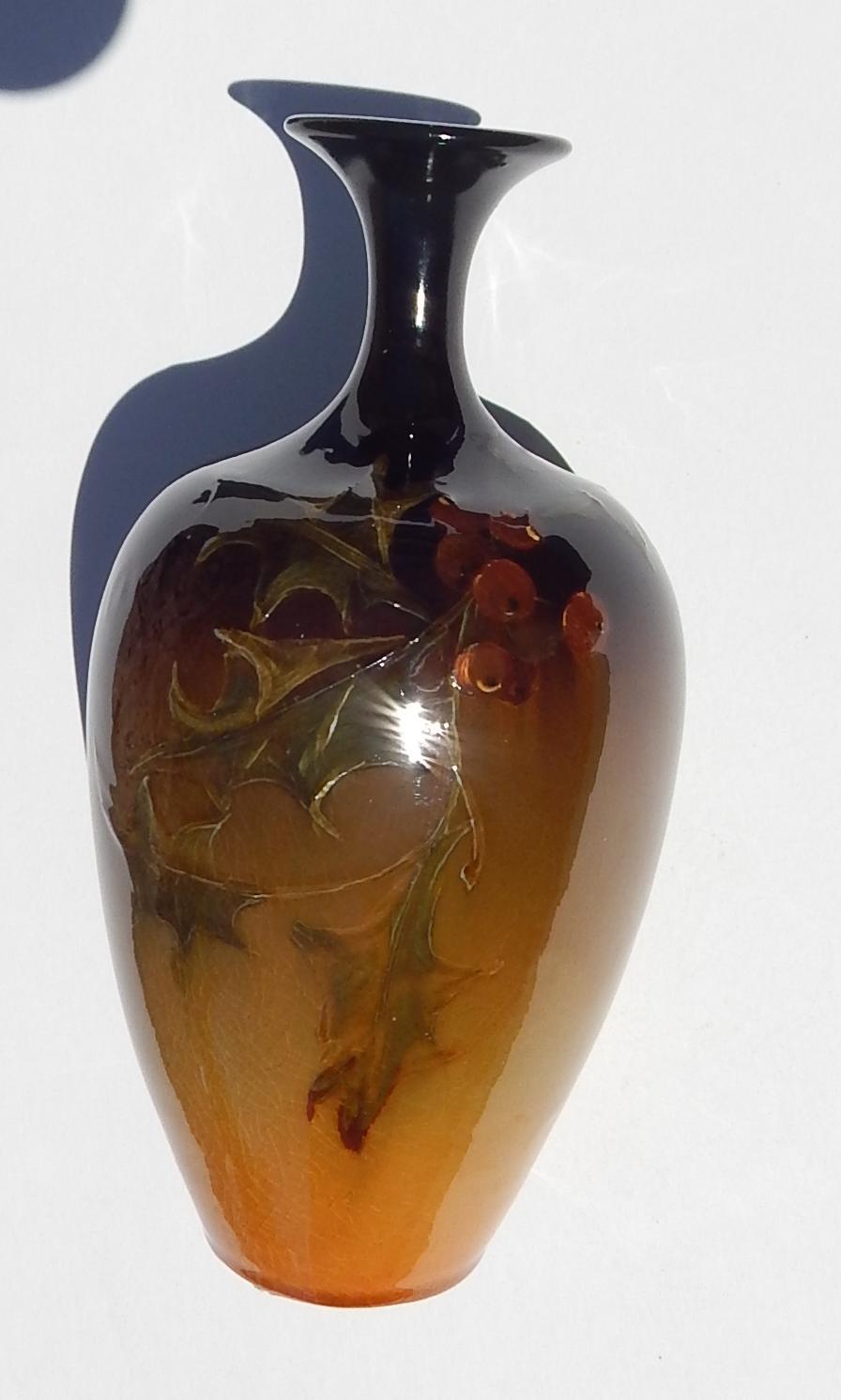 Vase en céramique Weller Louwelsa à glaçure standard en parfait état.
Marqué : Weller et Louwelsa. Décoré de feuilles de houx et de baies.
Mesures : 8