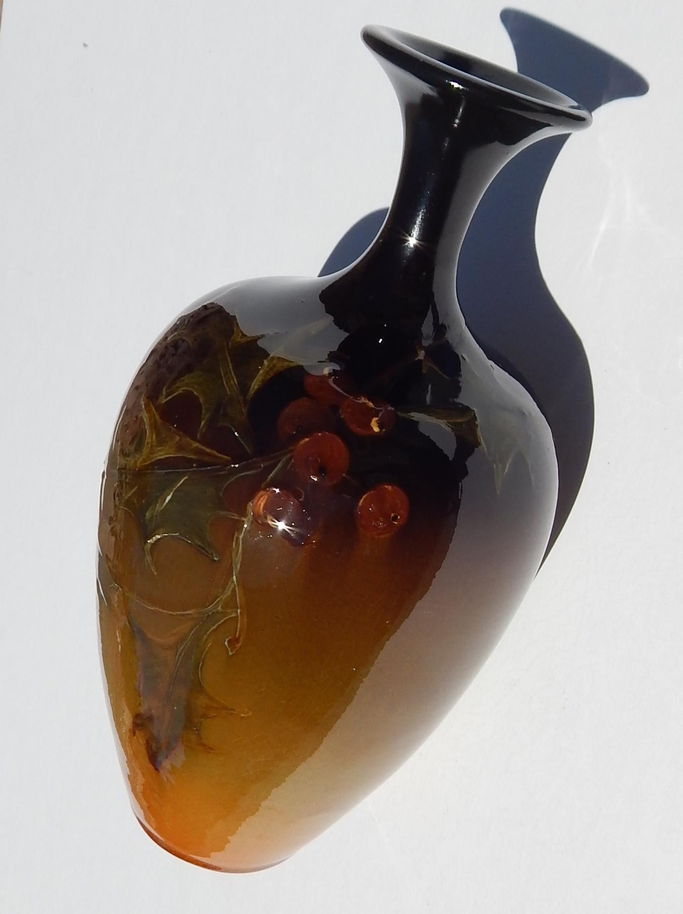Vase en céramique à glaçure standard Weller Louwelsa:: forme élégante Excellent état - En vente à Phoenix, AZ