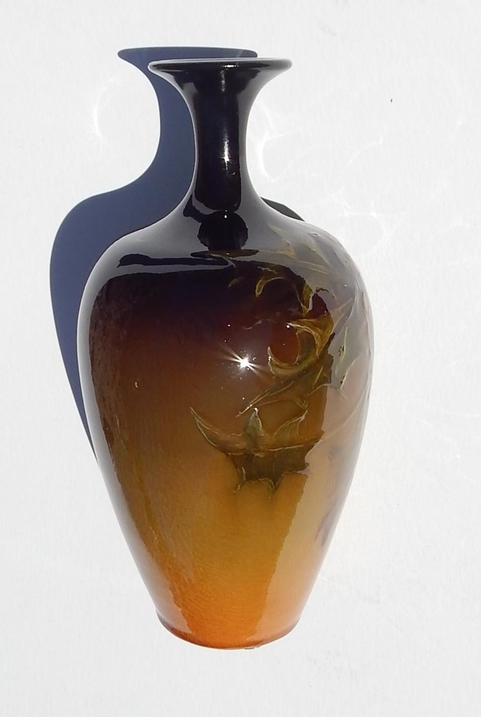 Vase en céramique à glaçure standard Weller Louwelsa:: forme élégante en vente 1