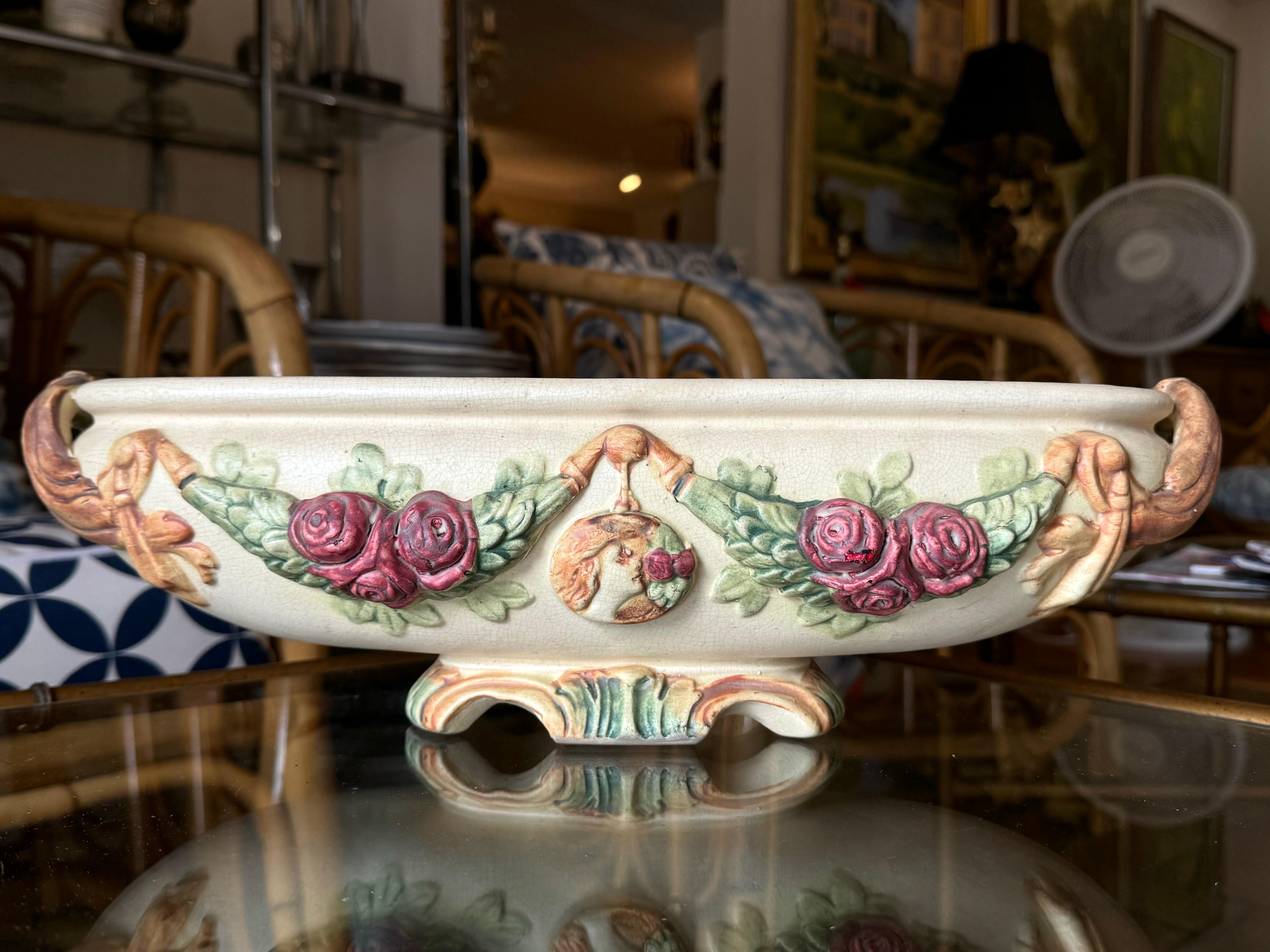 En 1872, Samuel A. Weller a fondé Weller Pottery à Fultonham, dans l'Ohio, aux États-Unis. À l'origine, son entreprise se composait d'une petite cabane et d'un four à ruche, et Weller produisait des pots de fleurs, des bols, des cruches et des