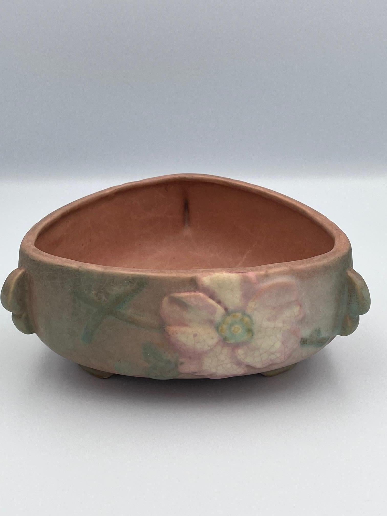 Jardinière à trois faces Wild Rose Weller 

Cette magnifique jardinière à trois faces Weller Wild Rose est un merveilleux exemple de poterie d'art américaine du début du 20e siècle. Avec son motif de rose sauvage délicatement sculpté dans des tons