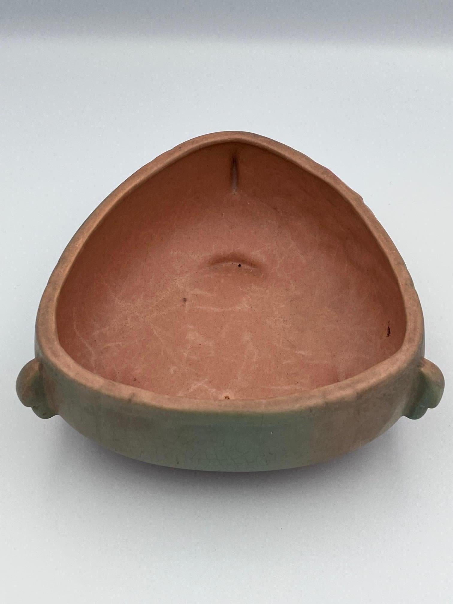 Début du 20ème siècle Jardinière à trois faces Wild Rose Weller en vente