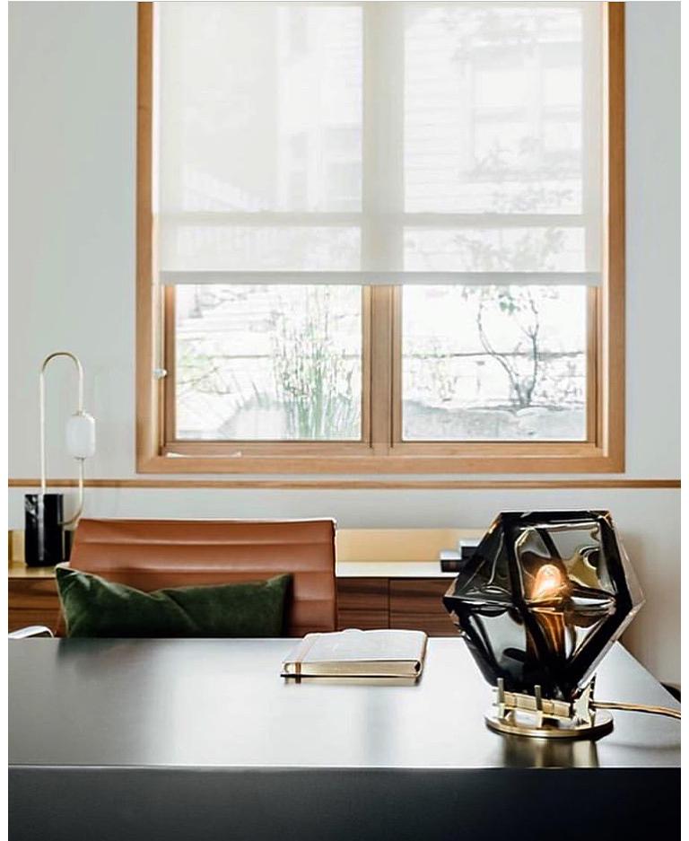Lampada da scrivania Welles in vetro soffiato doppio in vetro grigio fumé di Gabriel Scott In condizioni Nuovo in vendita a New York, NY
