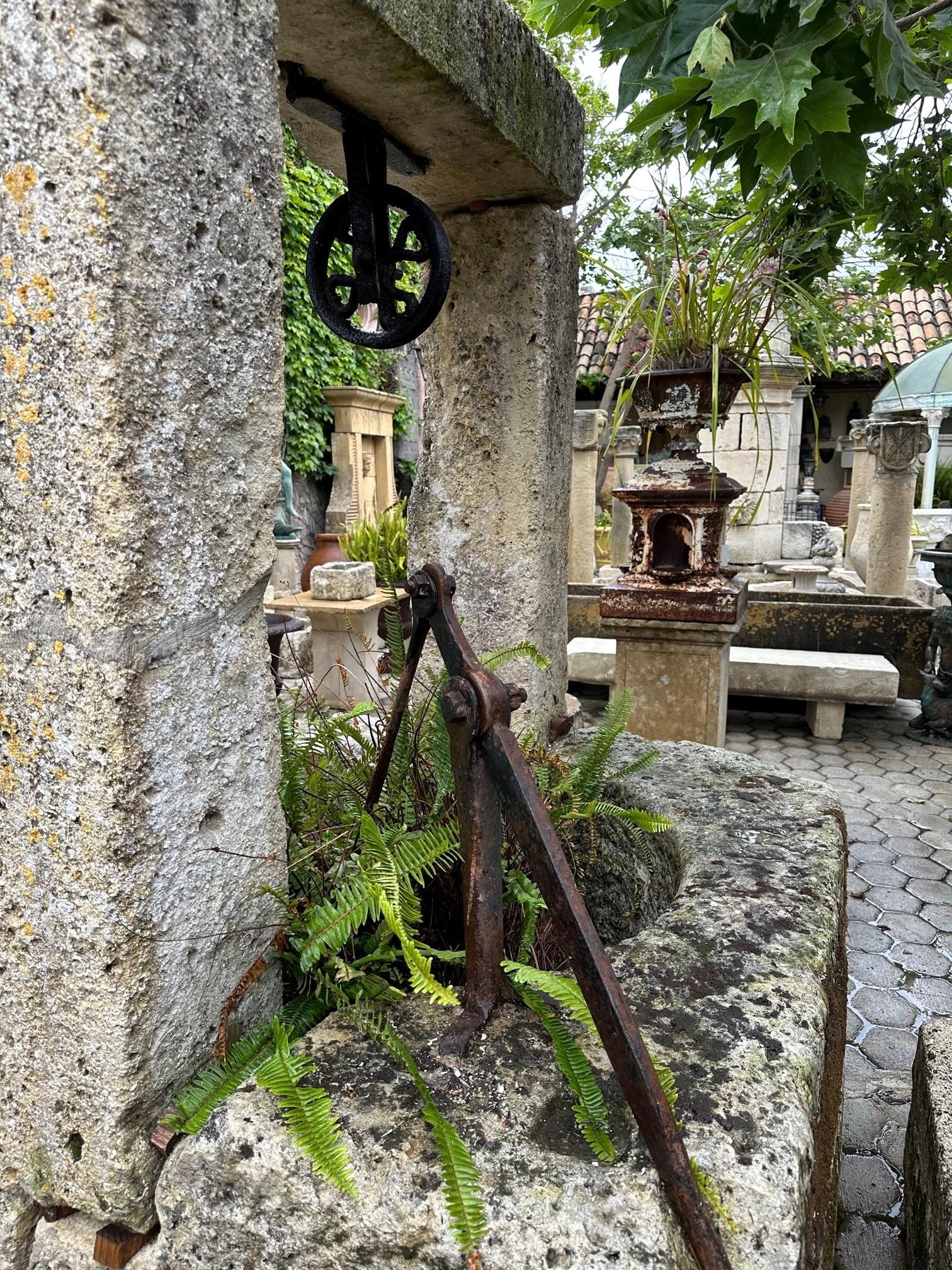 Récipient de récipient de cheminée en pierre sculpté à la main avec réserve d'eau de cheminée antique en vente 6