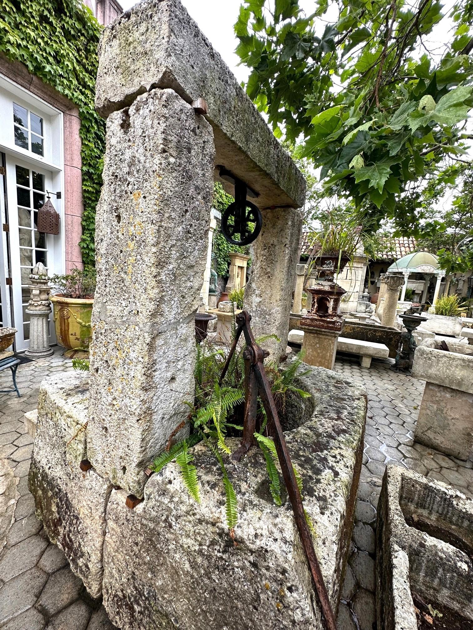 Récipient de récipient de cheminée en pierre sculpté à la main avec réserve d'eau de cheminée antique en vente 7