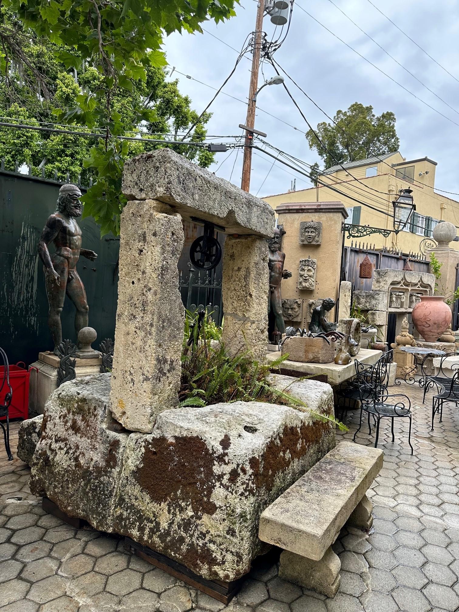 Récipient de récipient de cheminée en pierre sculpté à la main avec réserve d'eau de cheminée antique en vente 9