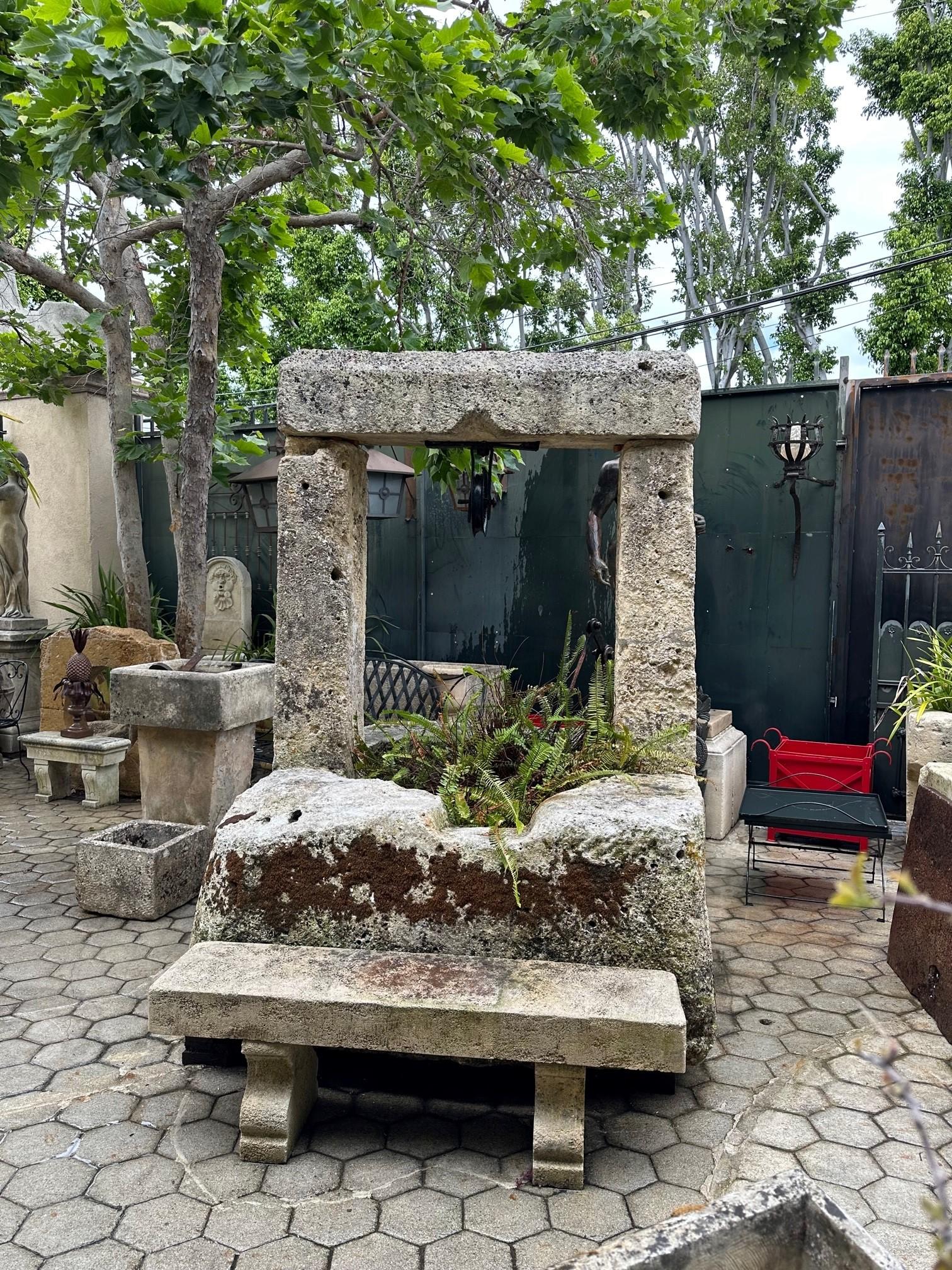 Récipient de récipient de cheminée en pierre sculpté à la main avec réserve d'eau de cheminée antique en vente 10
