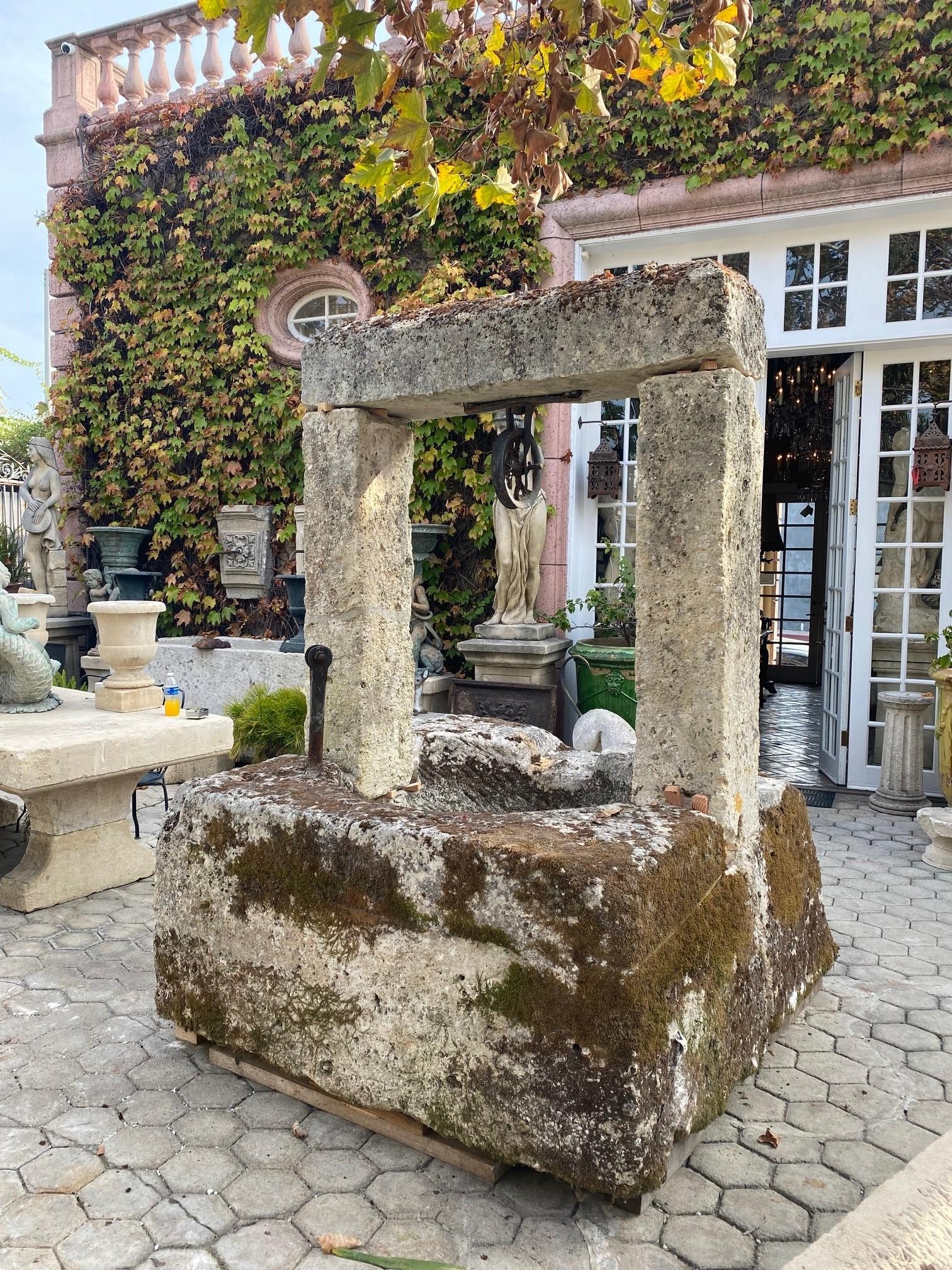 Récipient de récipient de cheminée en pierre sculpté à la main avec réserve d'eau de cheminée antique en vente 11