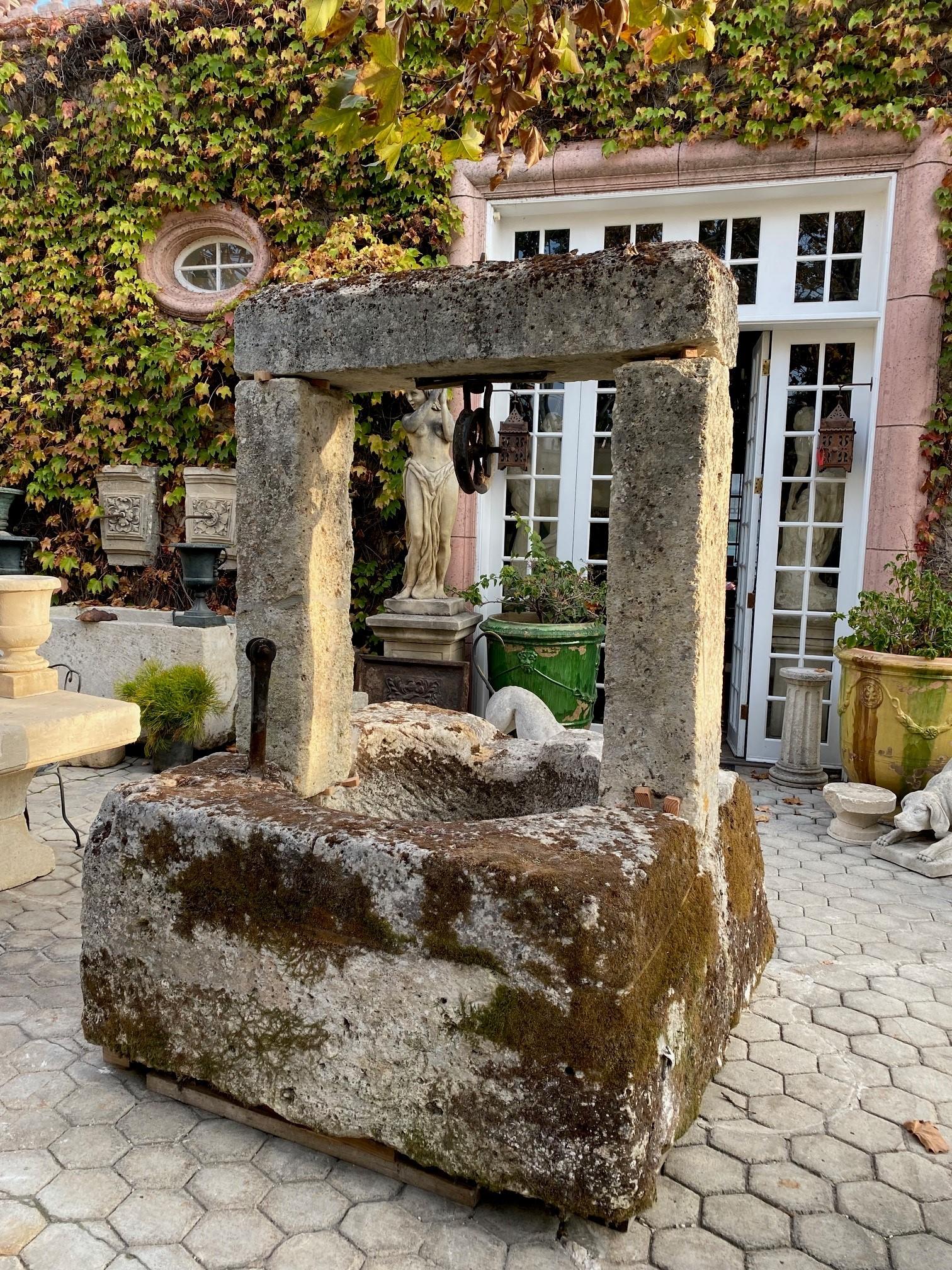 Récipient de récipient de cheminée en pierre sculpté à la main avec réserve d'eau de cheminée antique en vente 12
