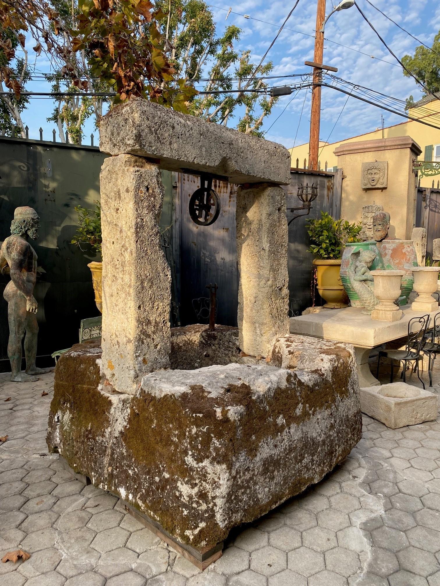 Récipient de récipient de cheminée en pierre sculpté à la main avec réserve d'eau de cheminée antique en vente 13