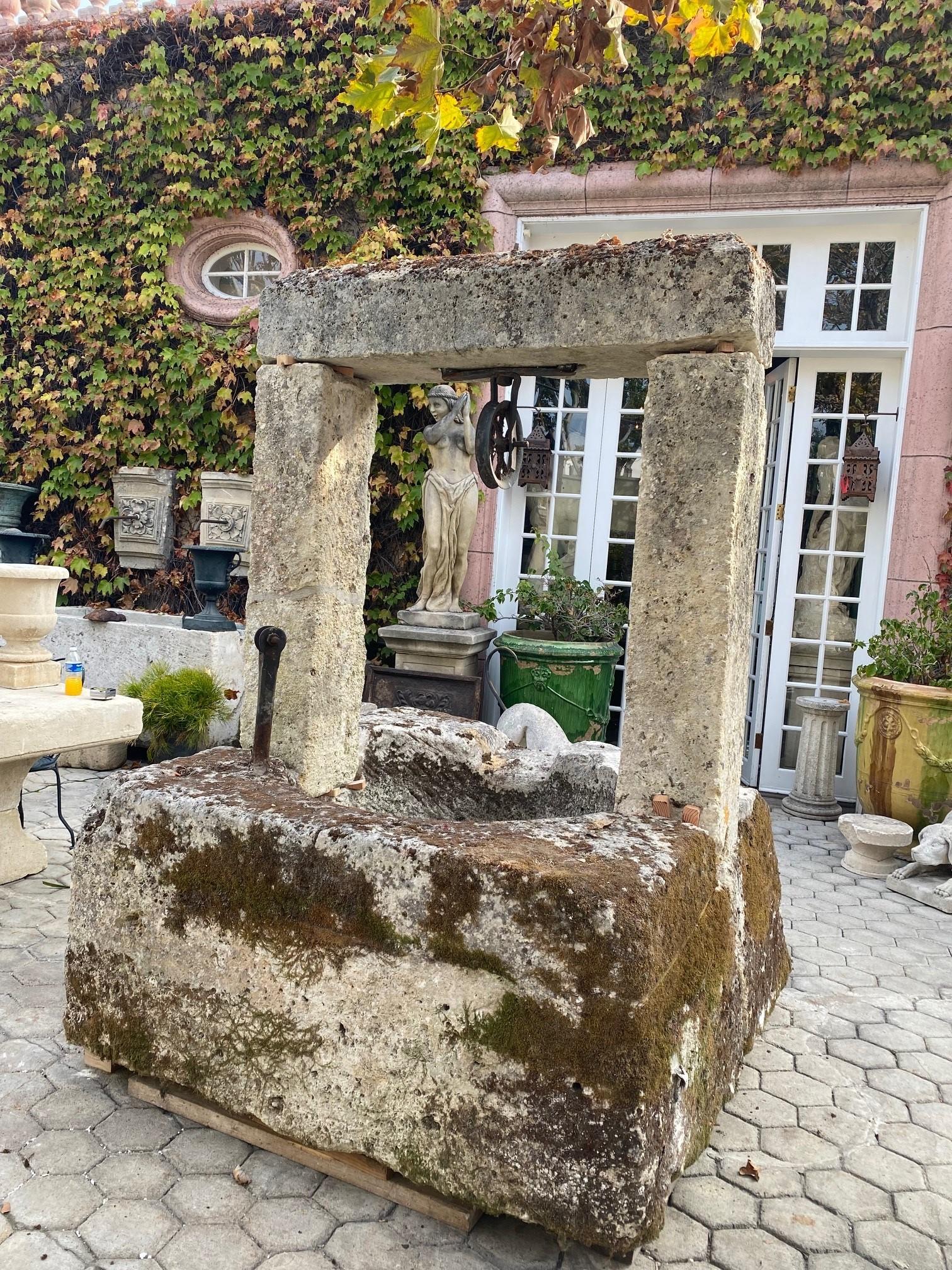 Tête de puits Conteneur en pierre sculpté à la main Foyer Bassin auge Fontaine d'eau antique. Début de la période gothique  Tête de puits en pierre sculptée à la main à installer comme un grand point focal magnifique, un bassin de plantation ou le