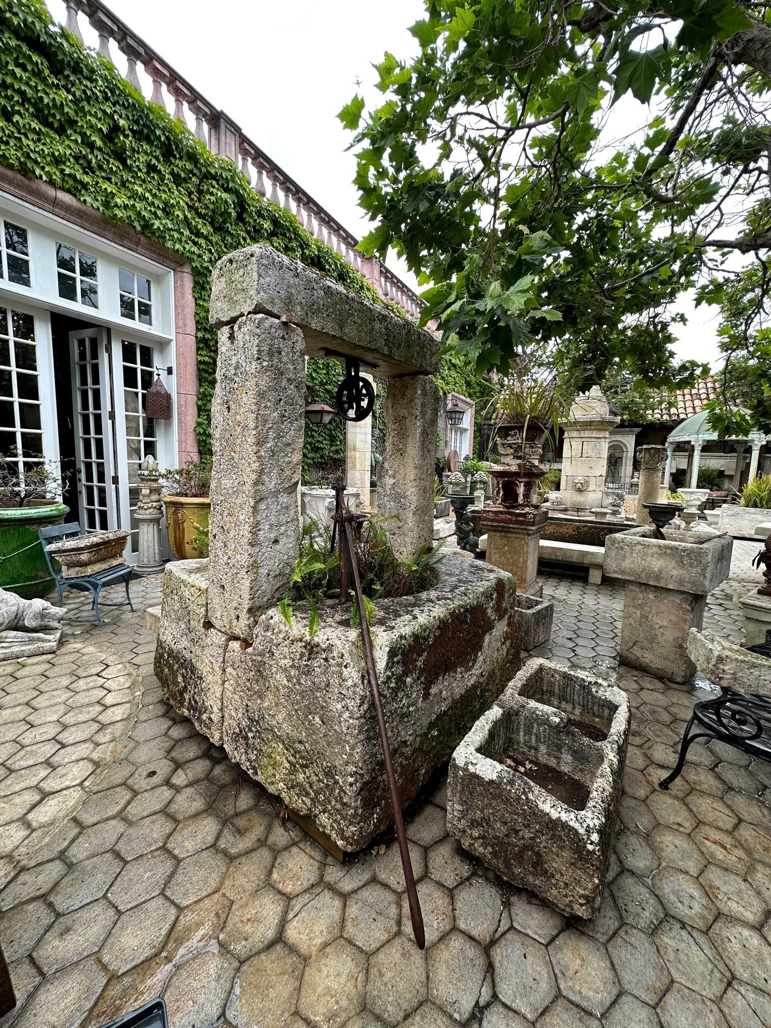 XVIIIe siècle et antérieur Récipient de récipient de cheminée en pierre sculpté à la main avec réserve d'eau de cheminée antique en vente