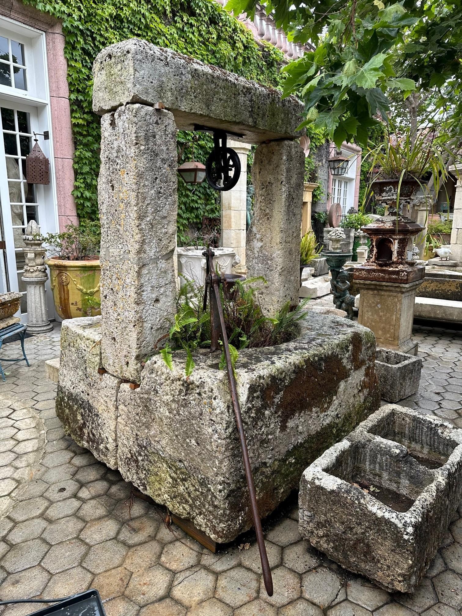 Récipient de récipient de cheminée en pierre sculpté à la main avec réserve d'eau de cheminée antique en vente 2