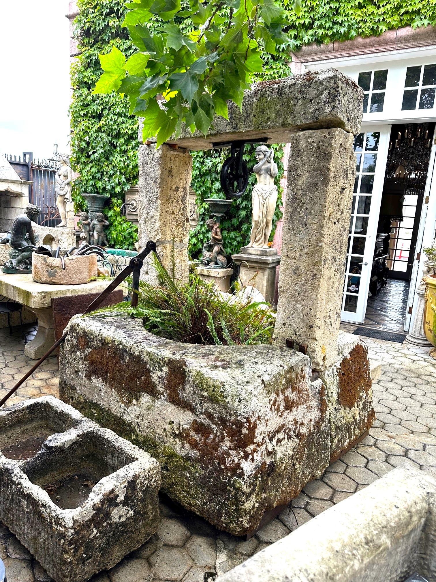 Récipient de récipient de cheminée en pierre sculpté à la main avec réserve d'eau de cheminée antique en vente 3