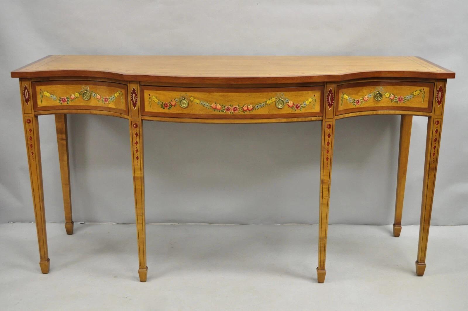 Inviaci un messaggio con il tuo codice postale per richiedere un preventivo per la spedizione negli Stati Uniti.

Buffet con credenza in legno satinato decorato in stile Adams di Wellington Hall. L'articolo presenta decorazioni floreali dipinte a