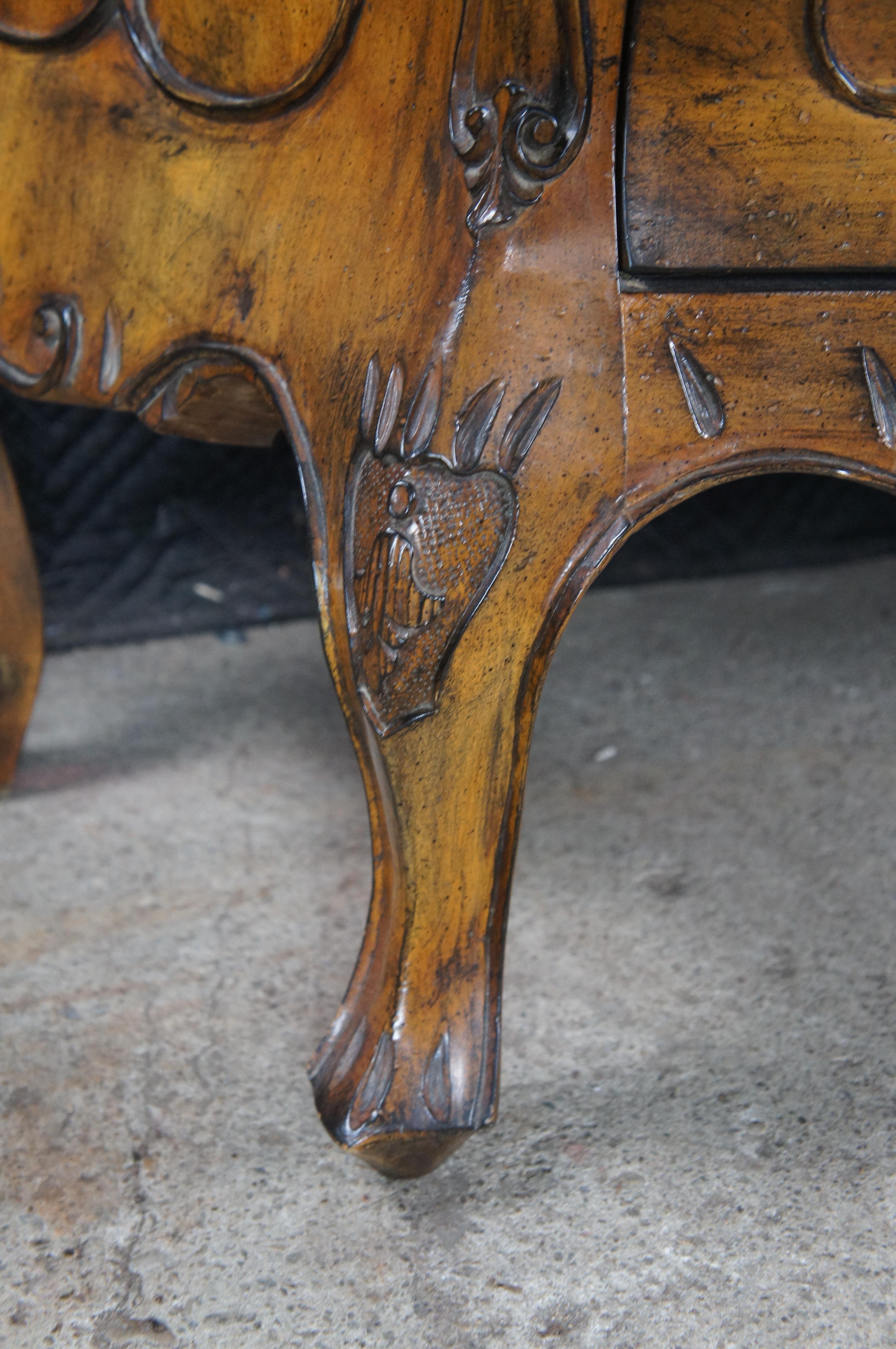 Wellington Hall Commode in legno di noce barocco veneziano con bussola a serpentina in vendita 2
