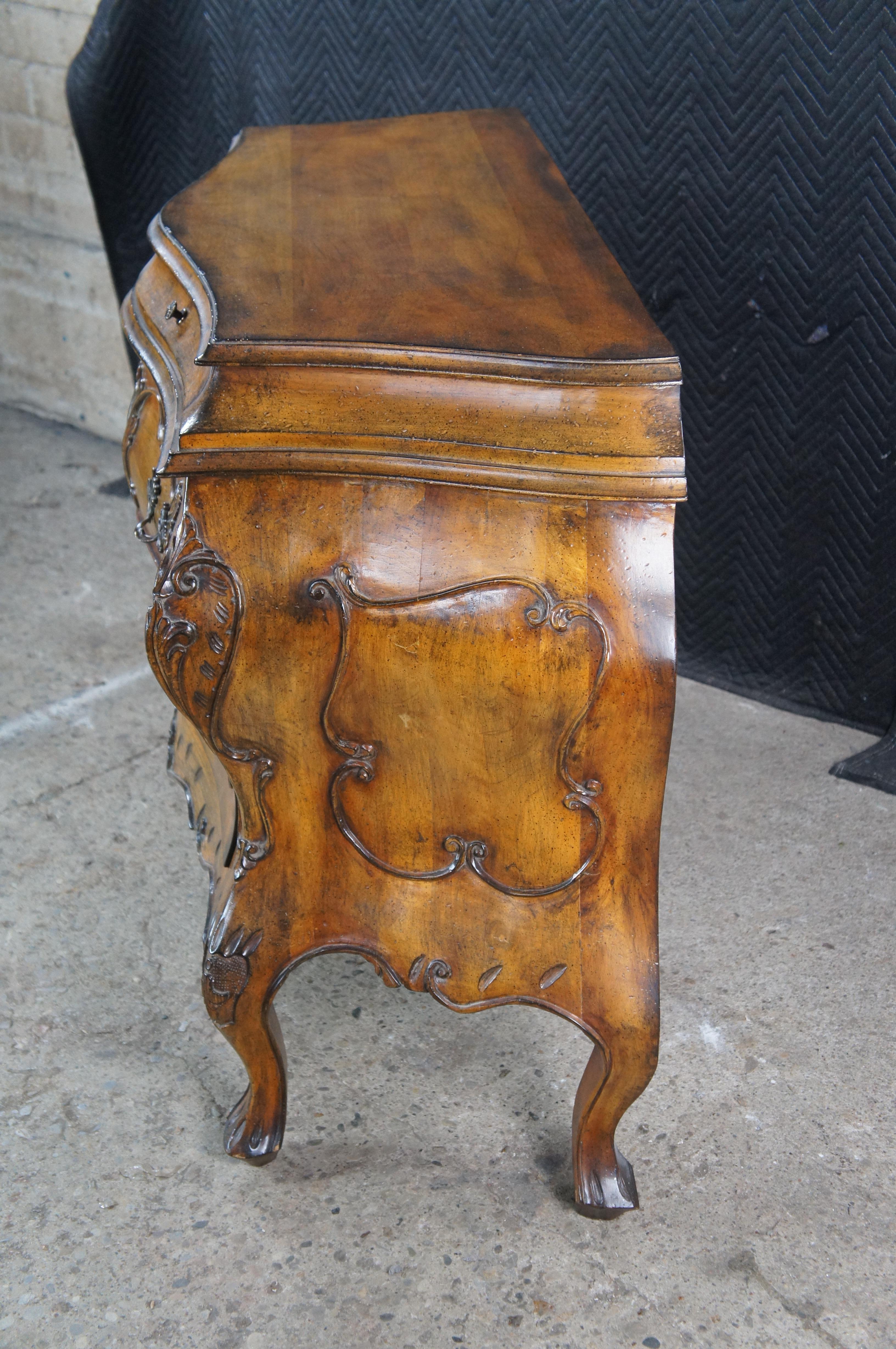 Wellington Hall Commode in legno di noce barocco veneziano con bussola a serpentina in vendita 3