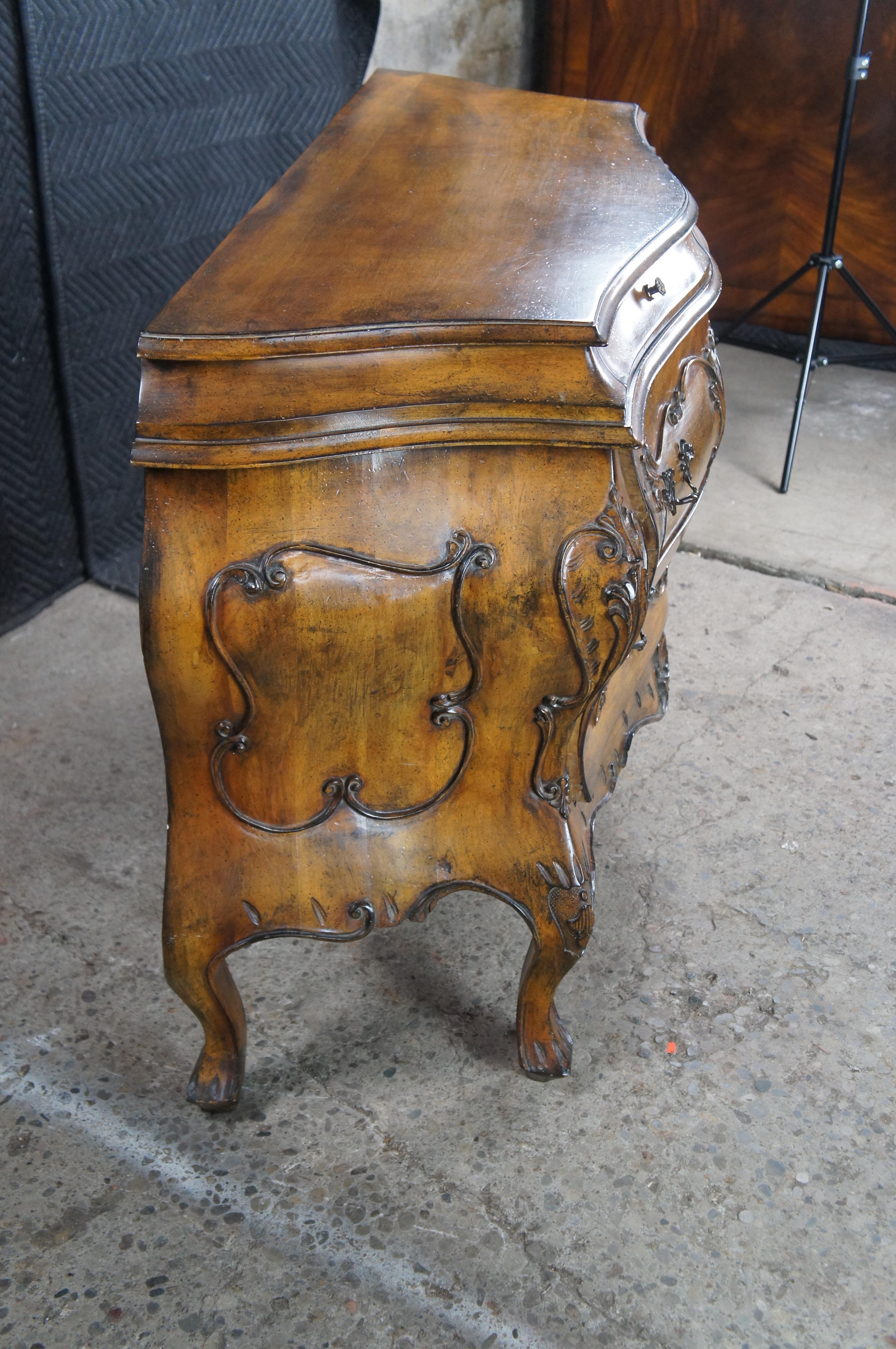 Wellington Hall Commode in legno di noce barocco veneziano con bussola a serpentina in vendita 4