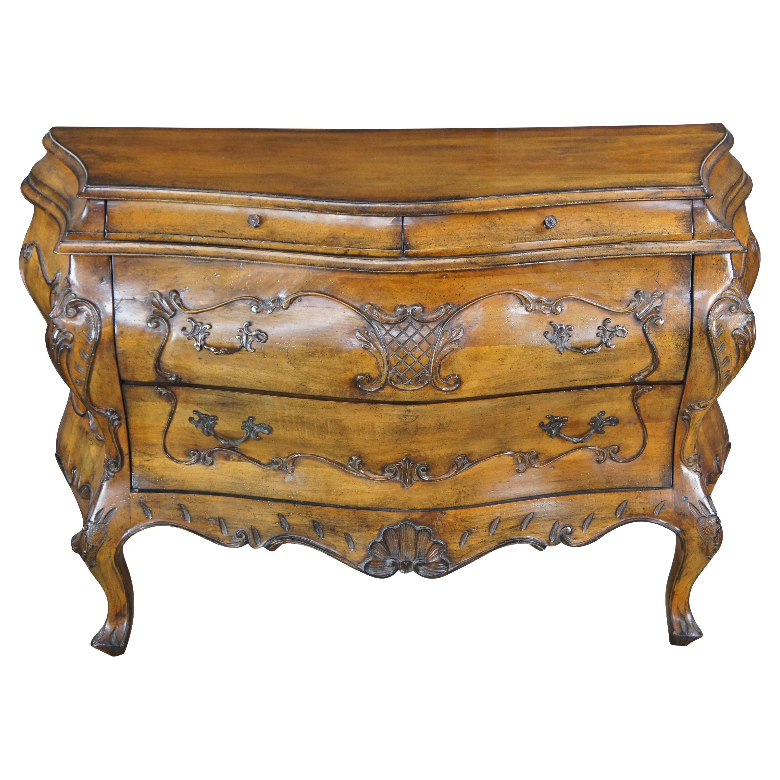 Cassettone, comò o comò veneziano d'epoca di Wellington Hall.  Realizzato in noce italiano con  con un design a serpentina con fiocco, accentuato dall'acanto e dal reticolo.  A.I.C. 1974, n. 5-1514

Wellington Hall, Produttore di mobili pregiati