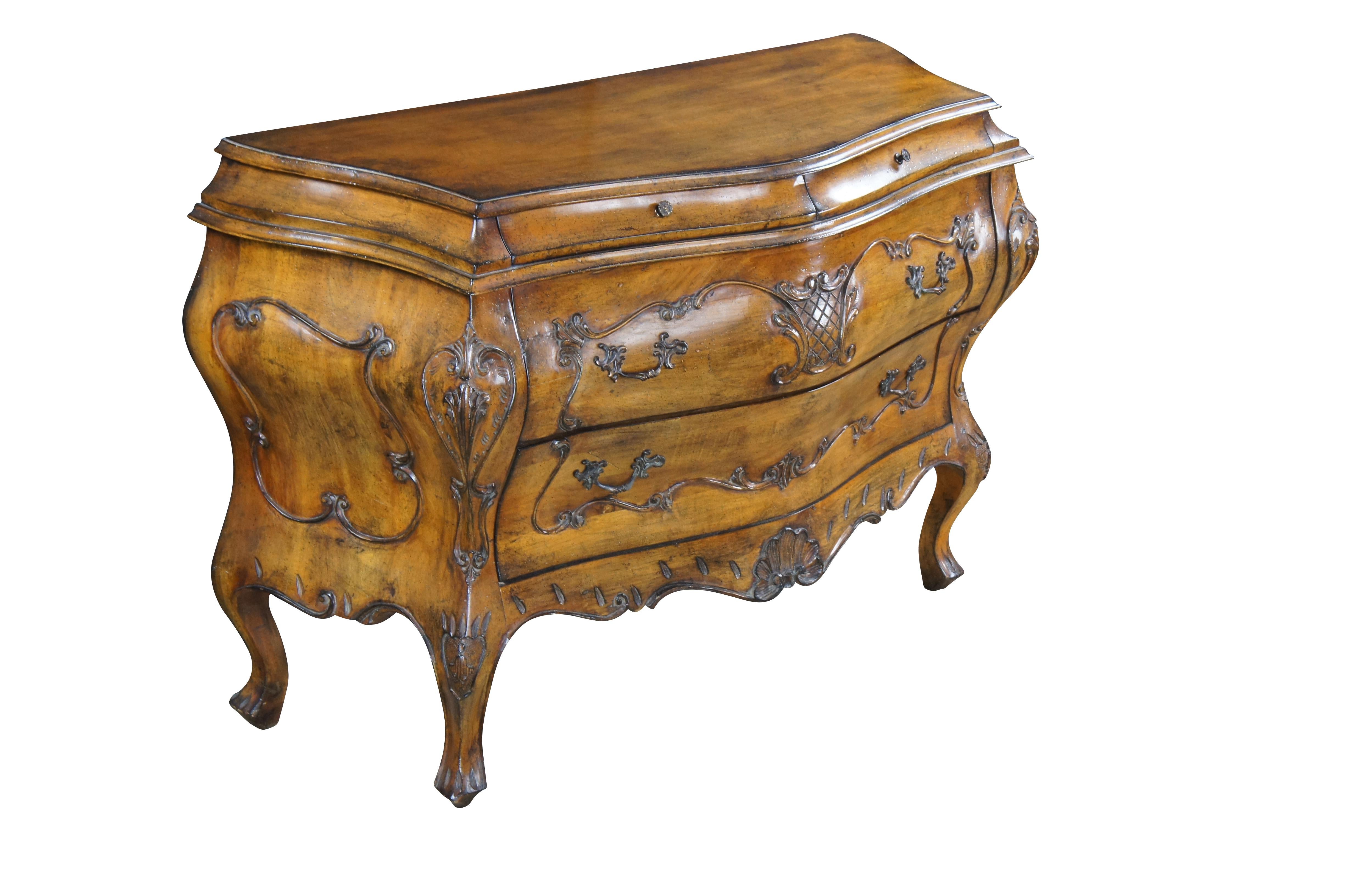 Barocco Wellington Hall Commode in legno di noce barocco veneziano con bussola a serpentina in vendita