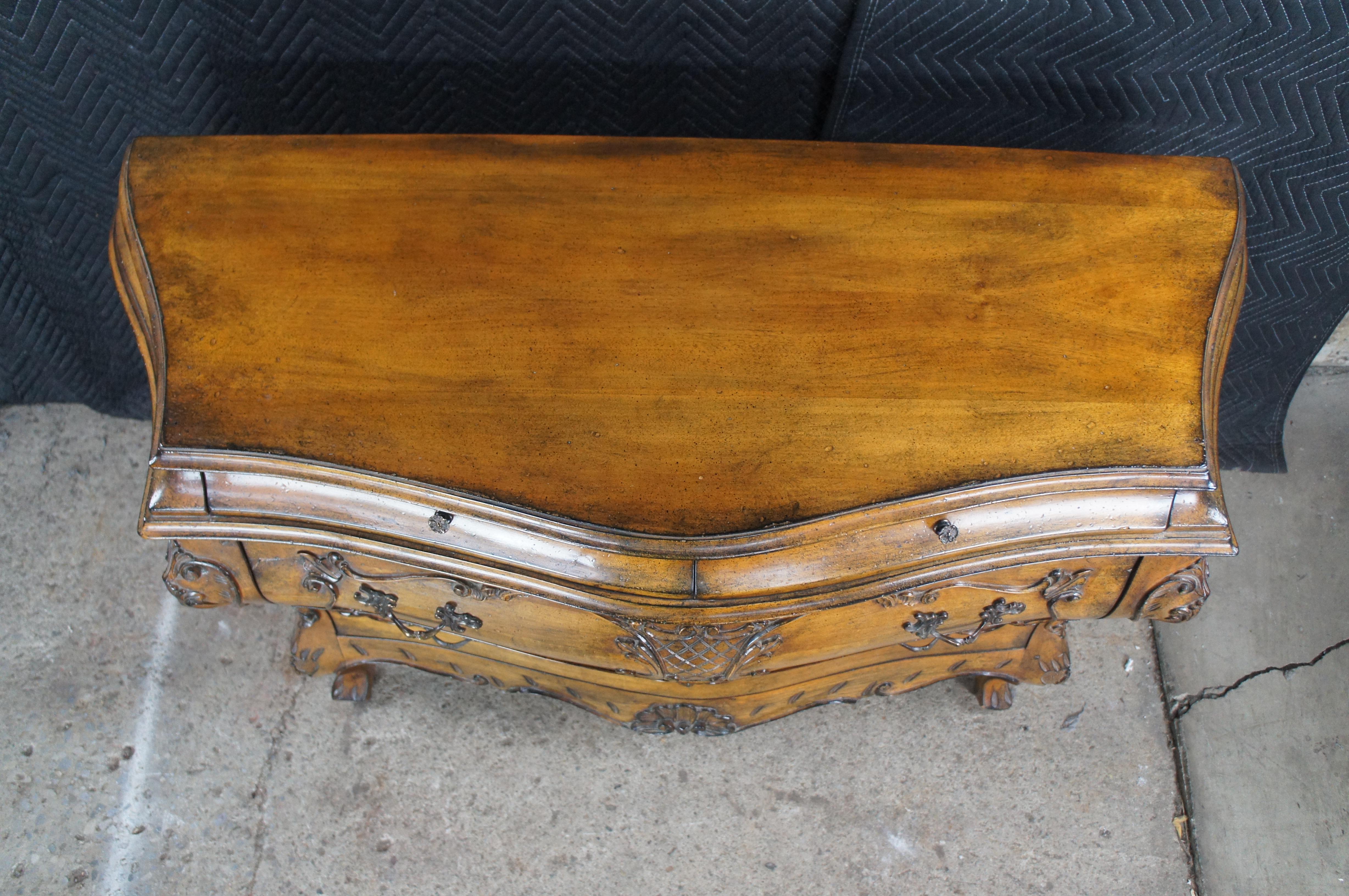 Italiano Wellington Hall Commode in legno di noce barocco veneziano con bussola a serpentina in vendita