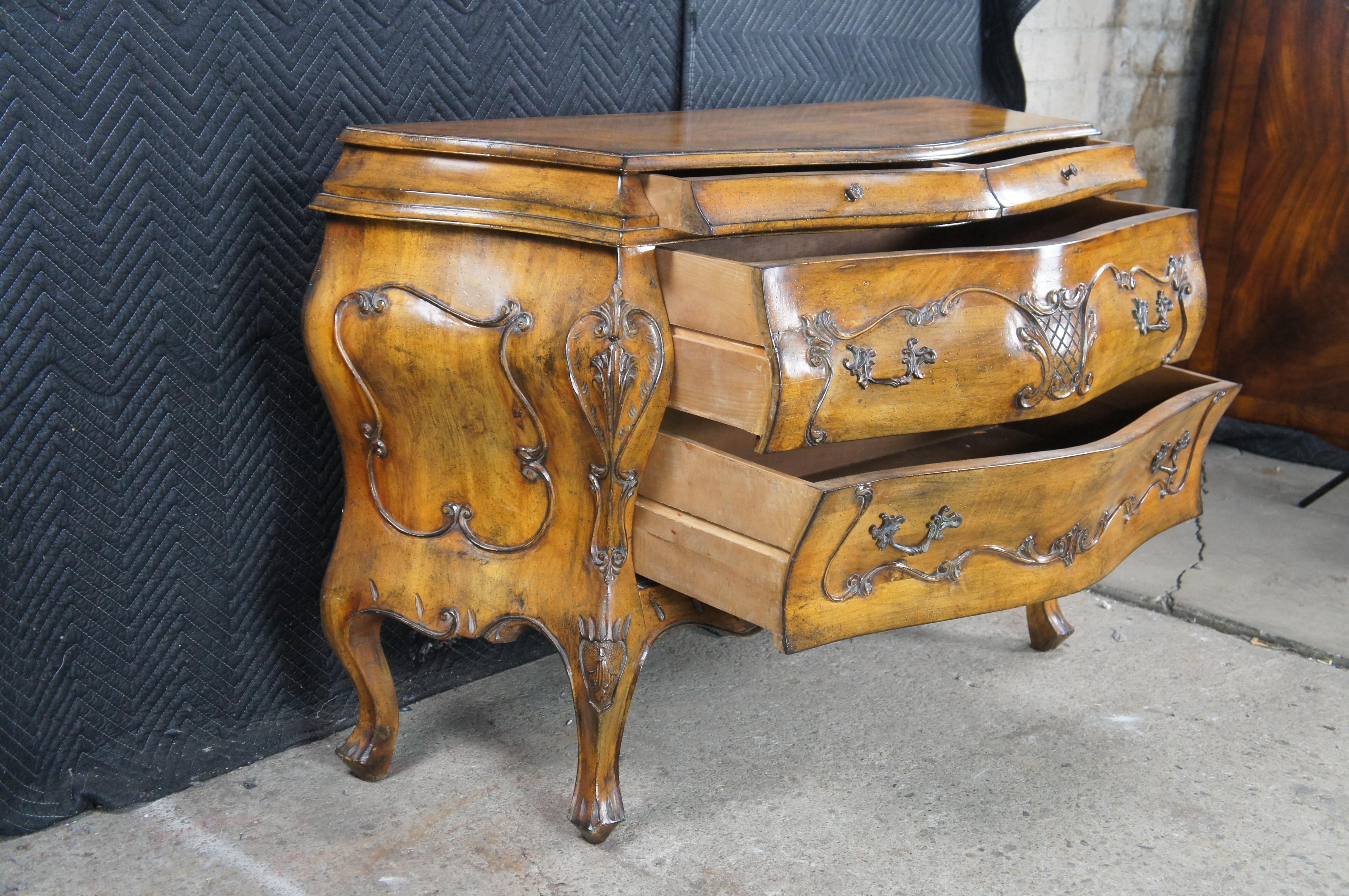Wellington Hall Commode in legno di noce barocco veneziano con bussola a serpentina In condizioni discrete in vendita a Dayton, OH