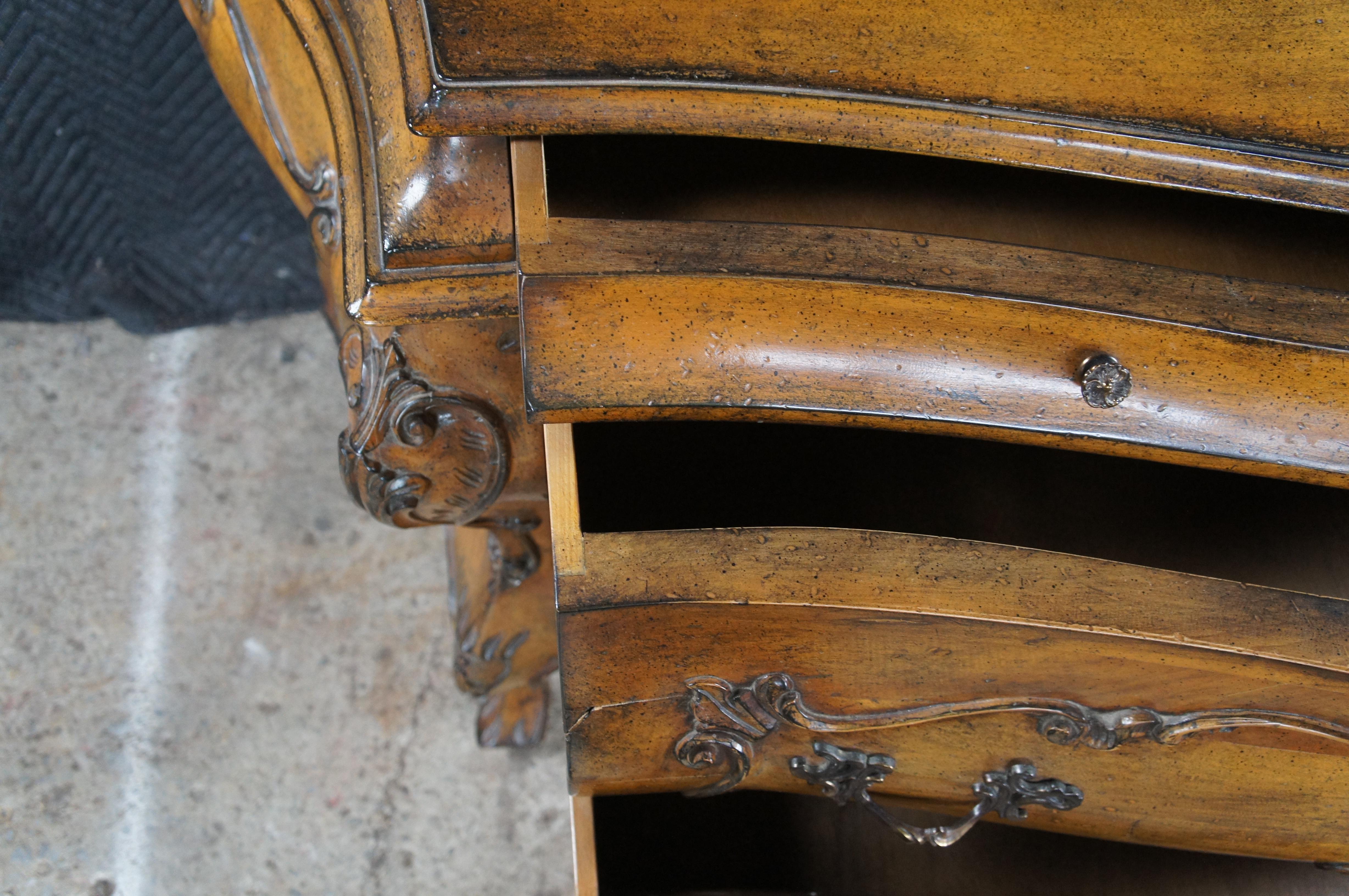 Fine XX secolo Wellington Hall Commode in legno di noce barocco veneziano con bussola a serpentina in vendita