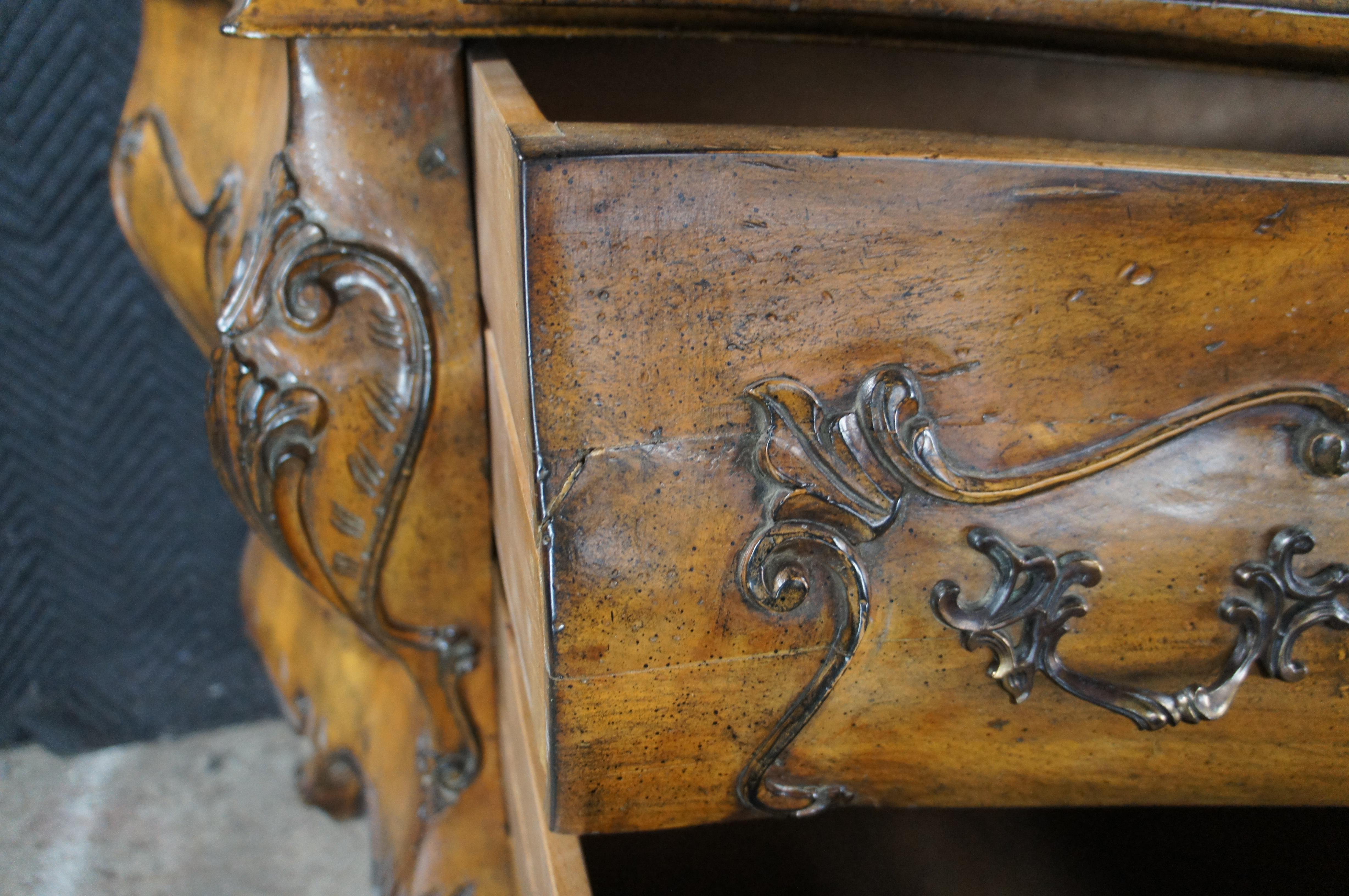 Noce Wellington Hall Commode in legno di noce barocco veneziano con bussola a serpentina in vendita