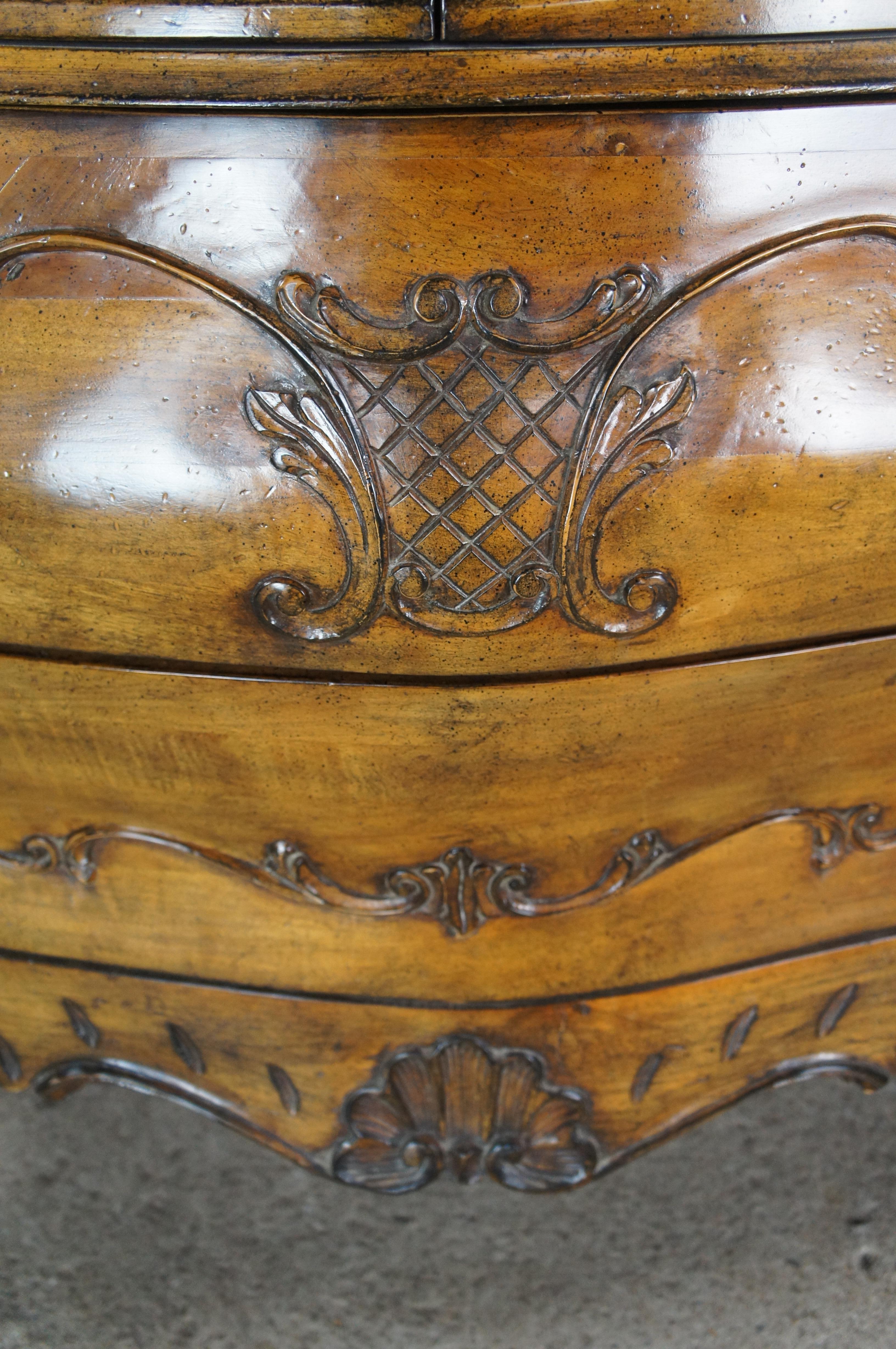 Wellington Hall Commode in legno di noce barocco veneziano con bussola a serpentina in vendita 1