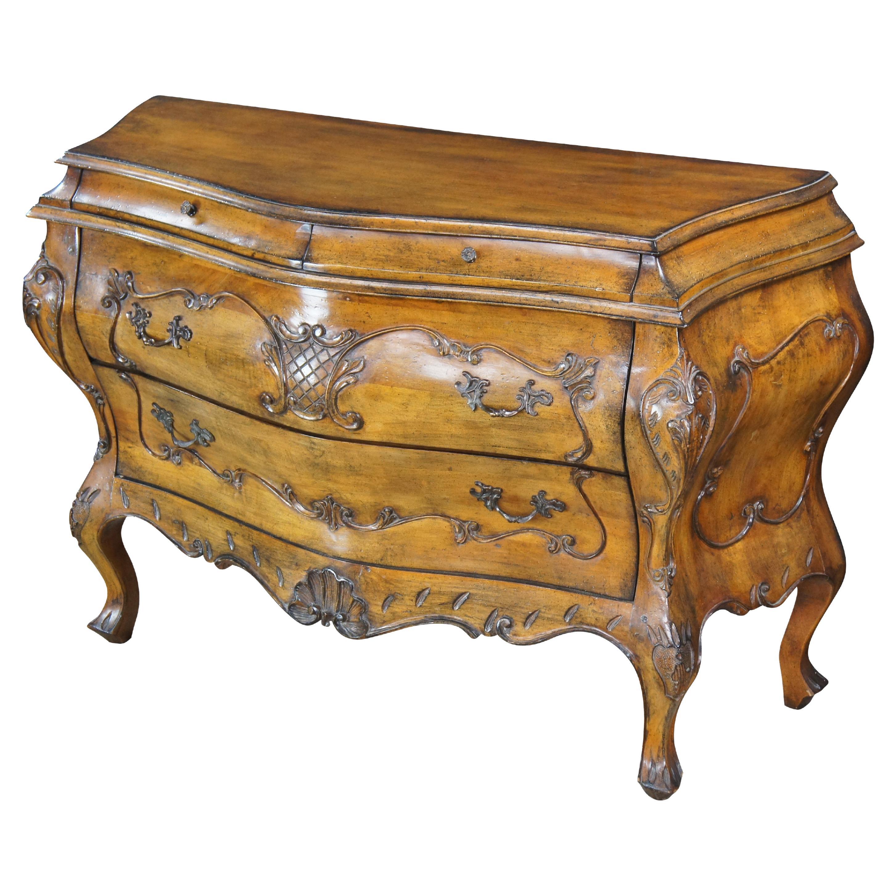 Wellington Hall Commode in legno di noce barocco veneziano con bussola a serpentina in vendita