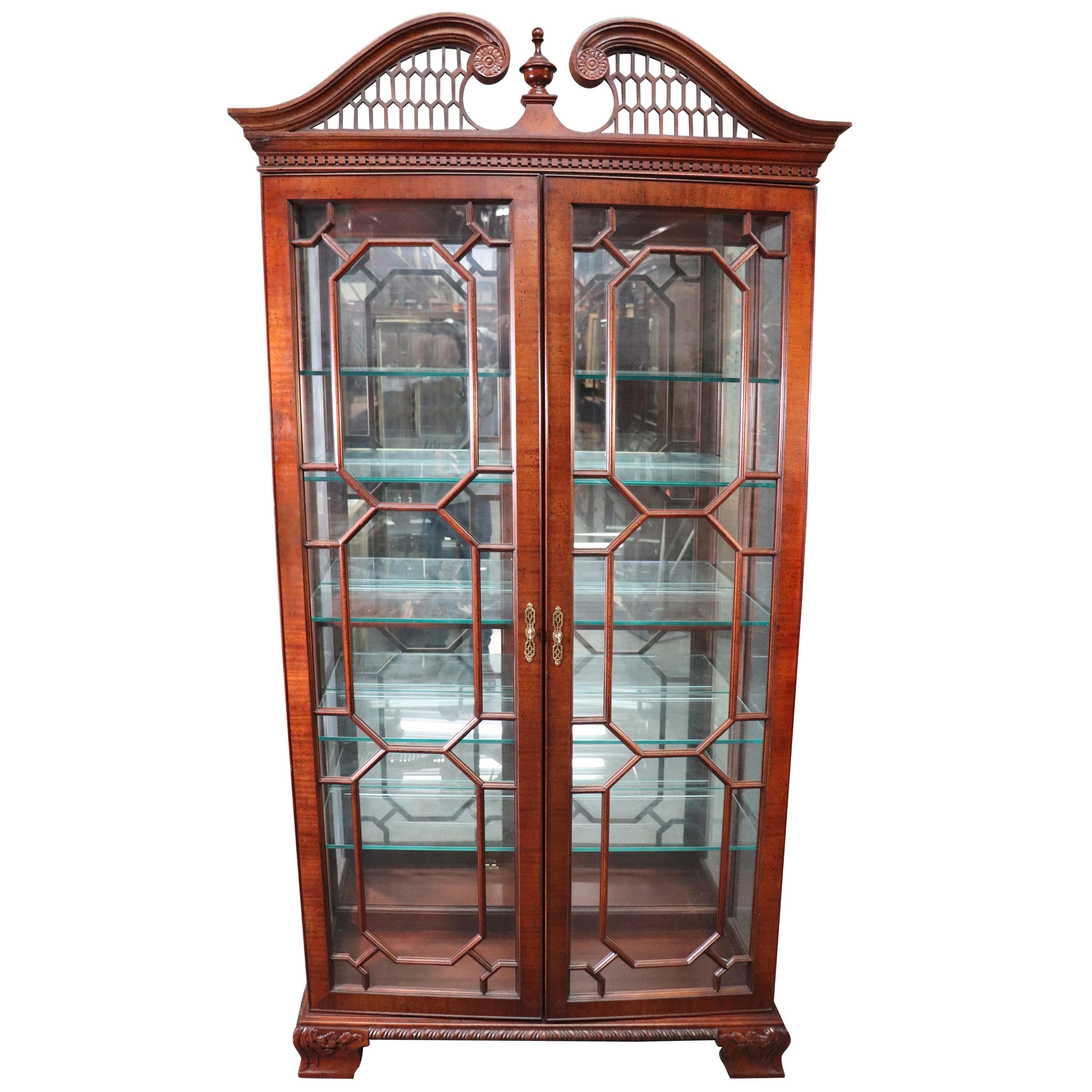 Wellington Hall Mahogany Chippendale Lighted China Cabinet Vitrine For Sale  at 1stDibs