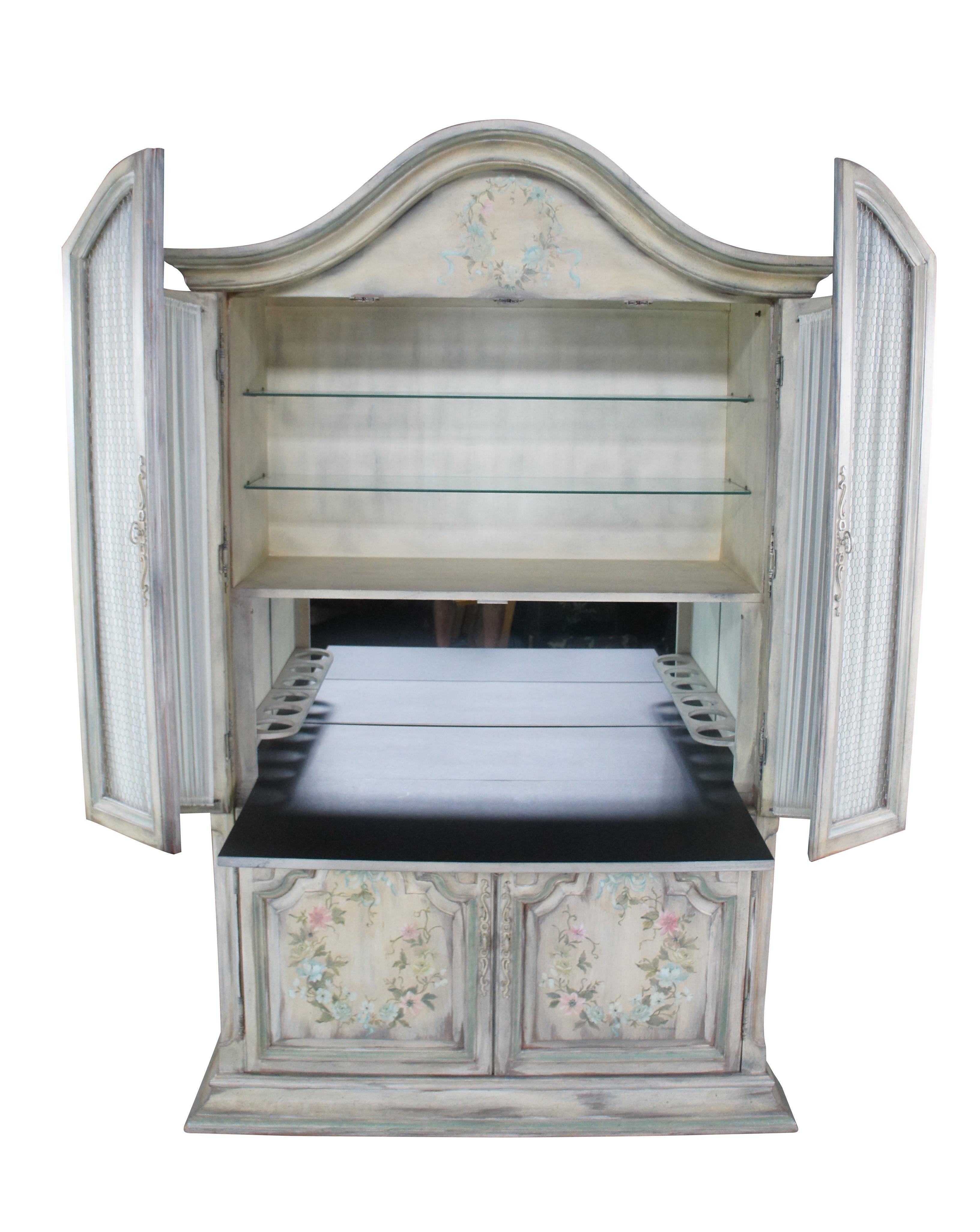 Mueble bar seco / armario Wellington Hall hecho a medida, de estilo provincial francés con motivos florales y lazos pintados a mano, con parte superior abovedada, puertas de malla metálica con bisagras dobles que se abren a una zona de bebidas