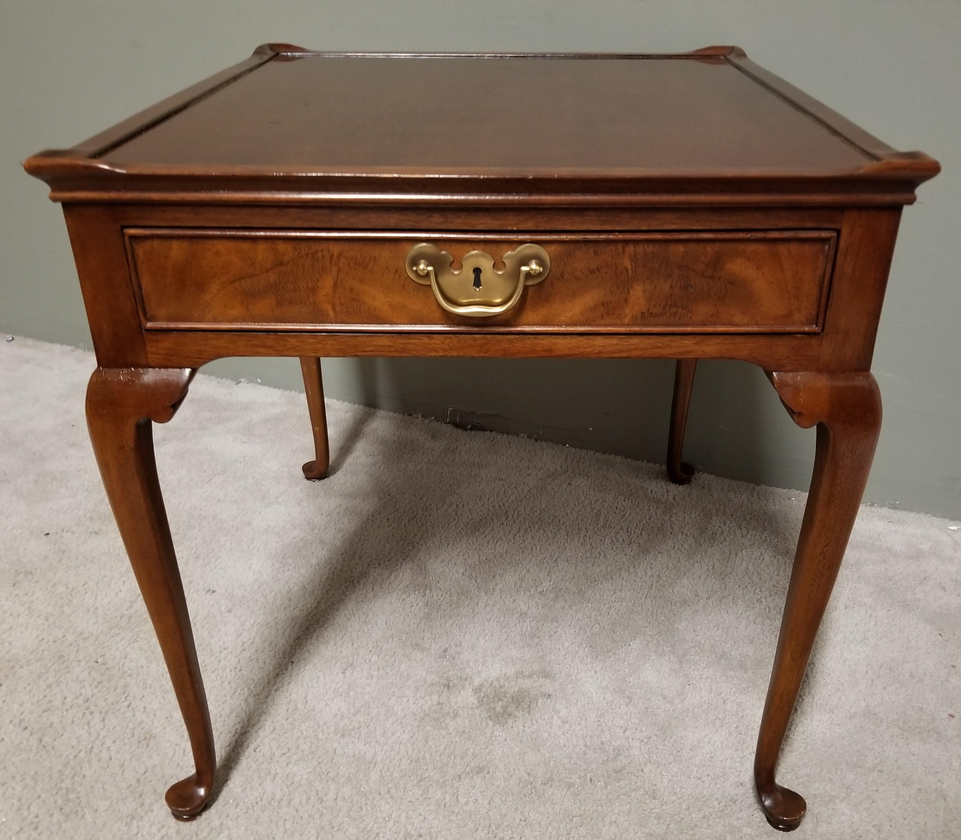 Ofreciendo una de nuestras recientes adquisiciones de muebles finos de palm beach estate de un 
Mesa auxiliar clásica de caoba Queen Anne de A. Hall con cajón frontal de caoba flameada

Medidas aproximadas en pulgadas
24