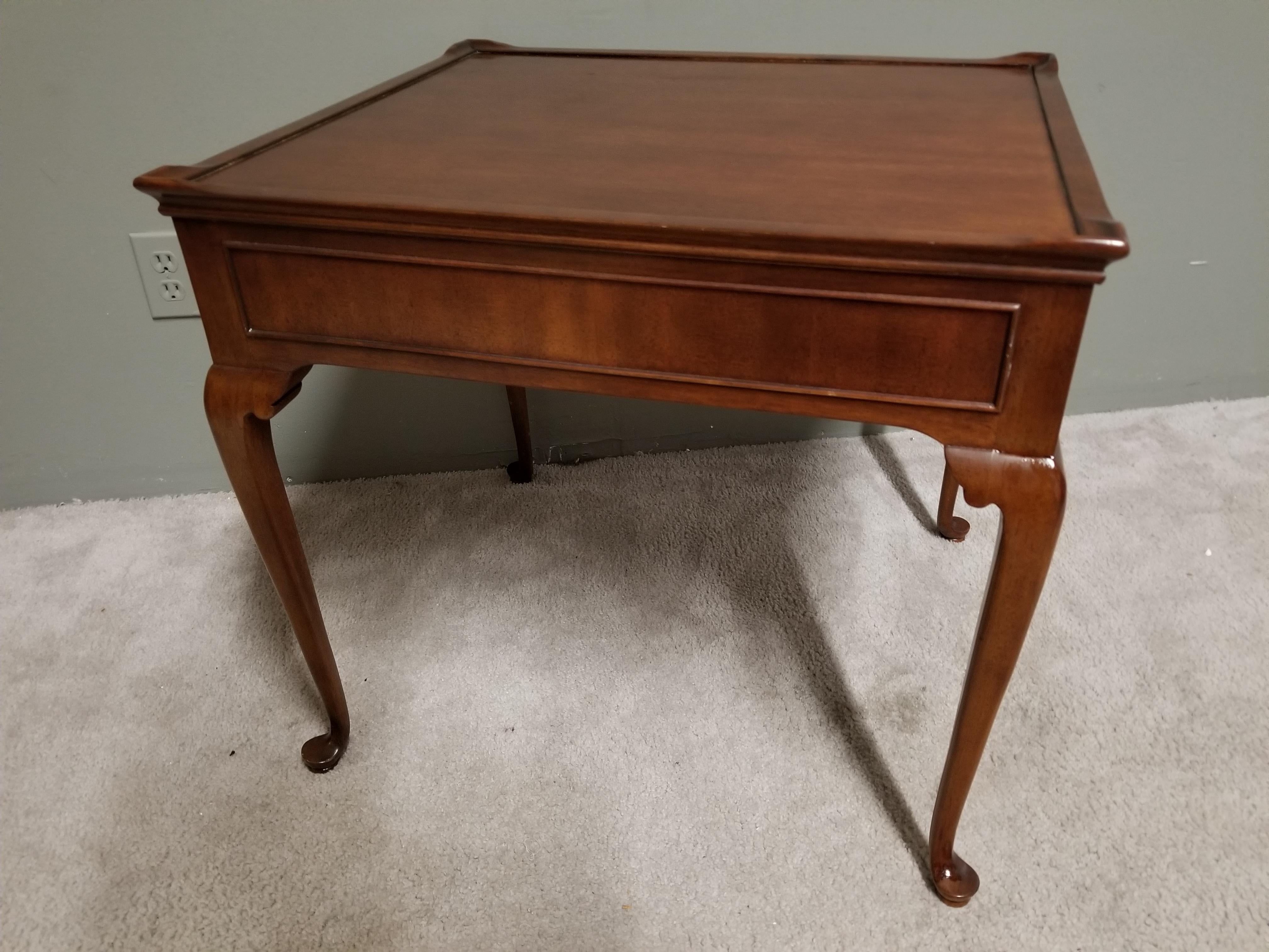 Late 20th Century Wellington Hall Queen Anne Mahogany End Side Table  For Sale