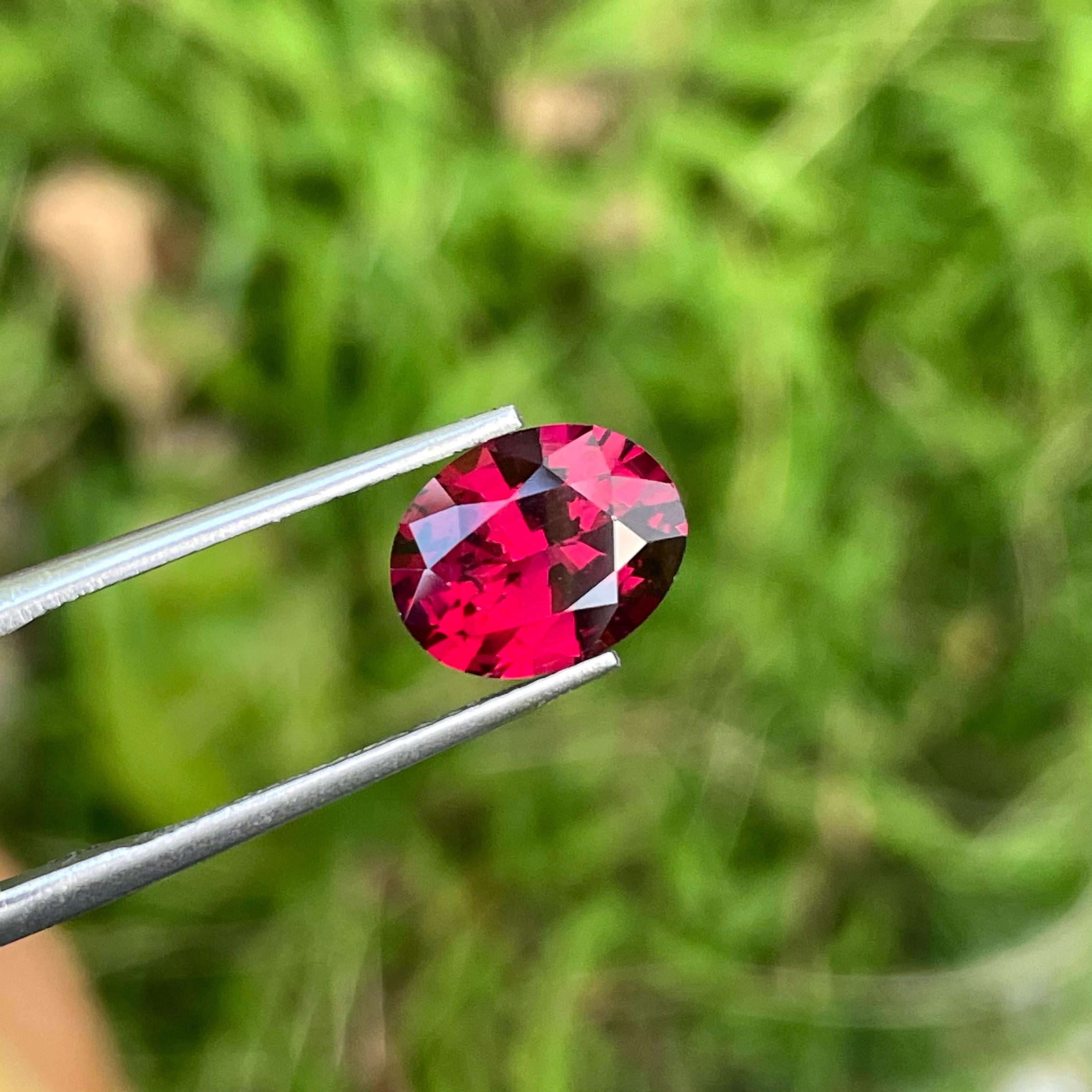 Weight 3.05 carats 
Dimensions 10.2 x 8.1 x 5.1 mm
Treatment None 
Origin Madagascar 
Clarity Eye Clean 
Shape Oval 
Cut Fancy Oval


Experience the captivating allure of a Bright Red Rhodolite Garnet, a magnificent 3.05-carat gemstone skillfully