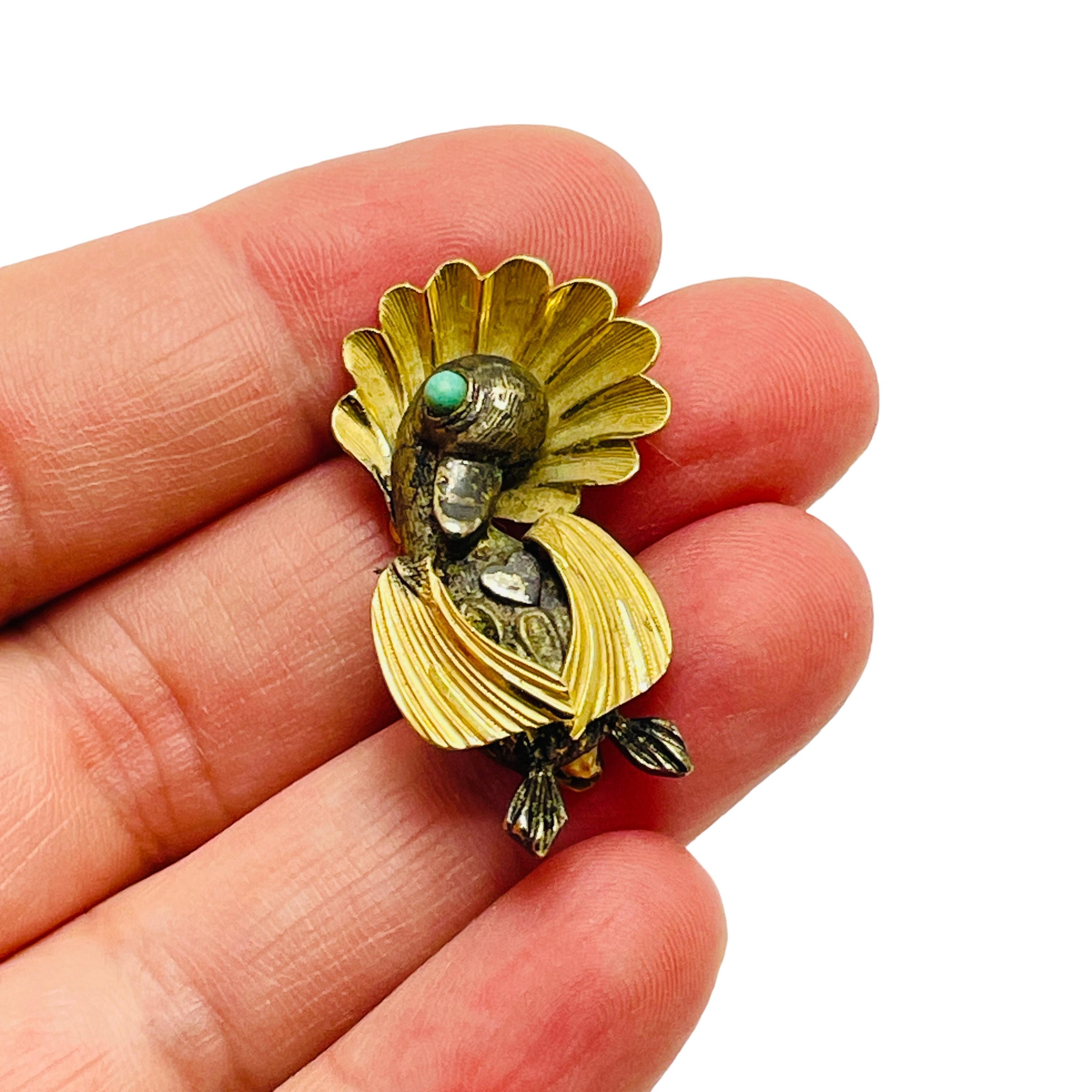 WELLS Broche de créateur en forme de petit canard remplie d'or 12 carats Pour femmes en vente