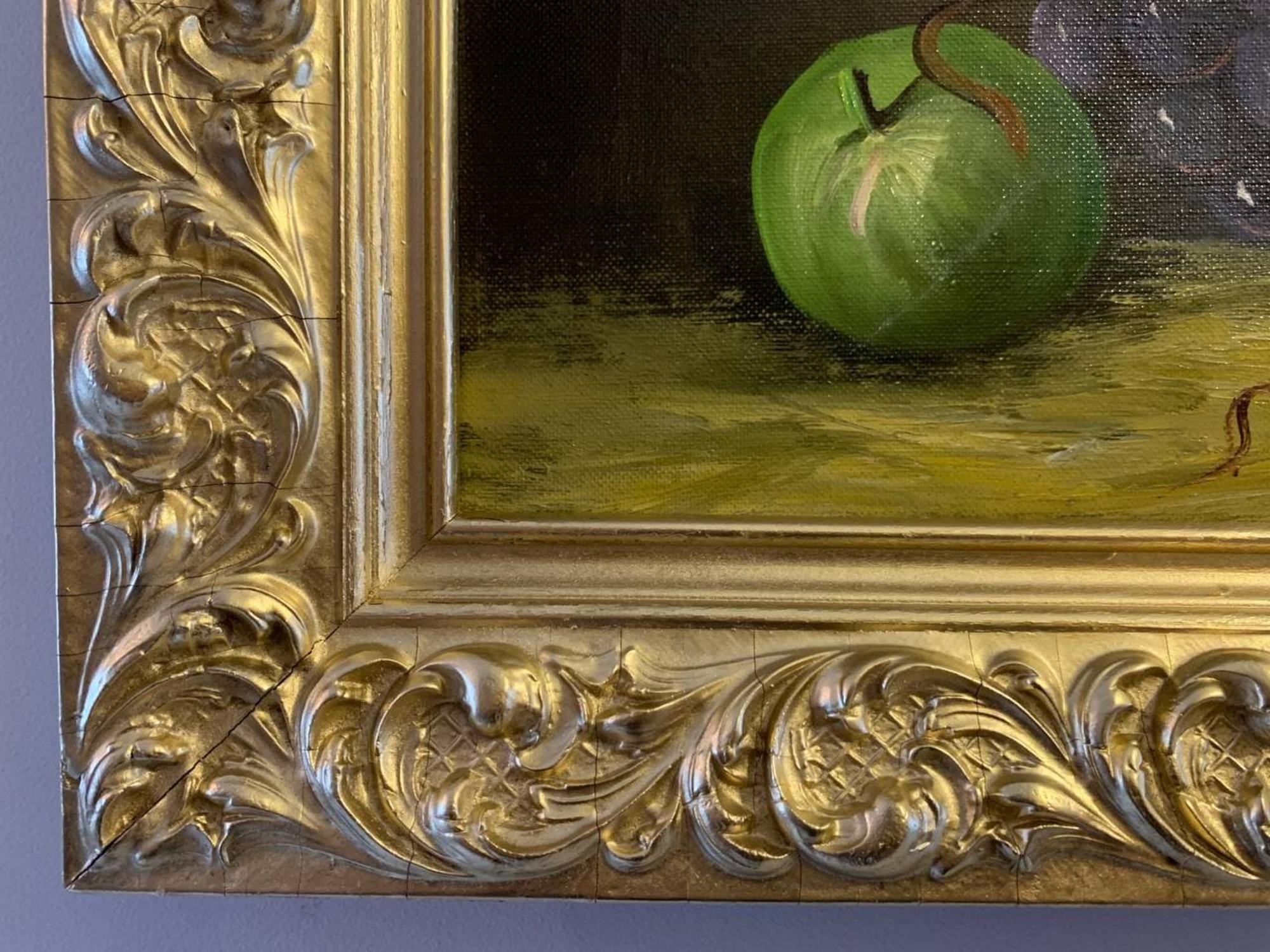 Se trata de un original bodegón antiguo pintado al óleo sobre lienzo que representa un vaso de vino tinto y varias frutas sobre la mesa. 

Presentado en un bonito marco dorado de época 

Cuadro en buen estado. El cuadro tiene una pequeña rasgadura