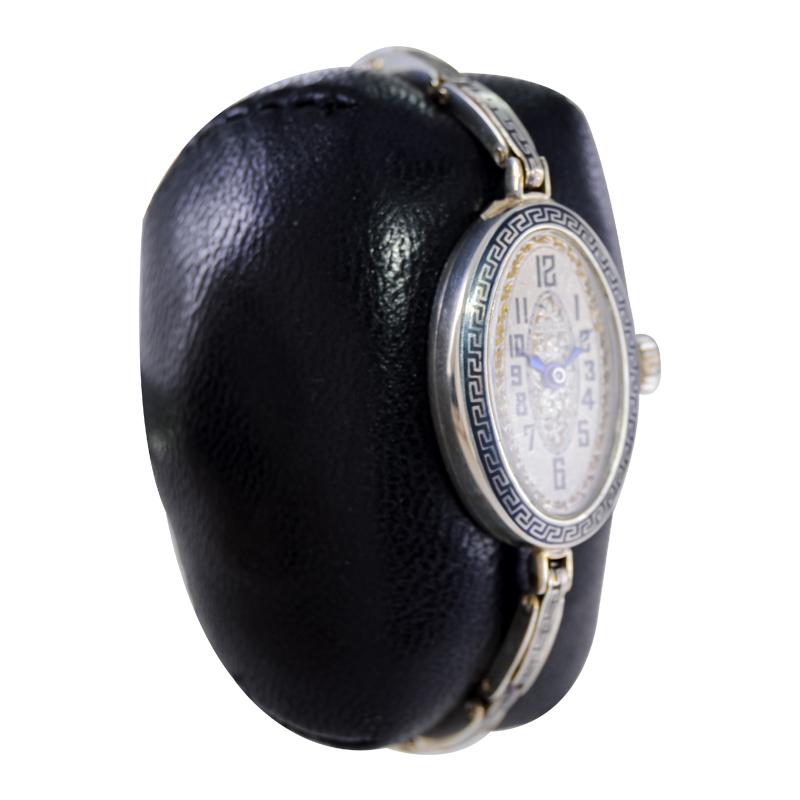 FABRIK / HAUS: Welsam Watch Company 
STIL / REFERENZ: Art Deco Oval mit Integraphie-Armband
METALL / MATERIAL: Sterling Silber
CIRCA / JAHR: 1920er Jahre
ABMESSUNGEN / GRÖSSE: Länge 34mm X Breite 17mm 
UHRWERK / KALIBER: Handaufzug / Jewels