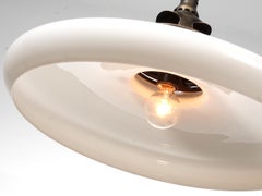 Lampe à gaz Welsbach avec abat-jour en verre au lait plat à bord arrondi de 14 pouces