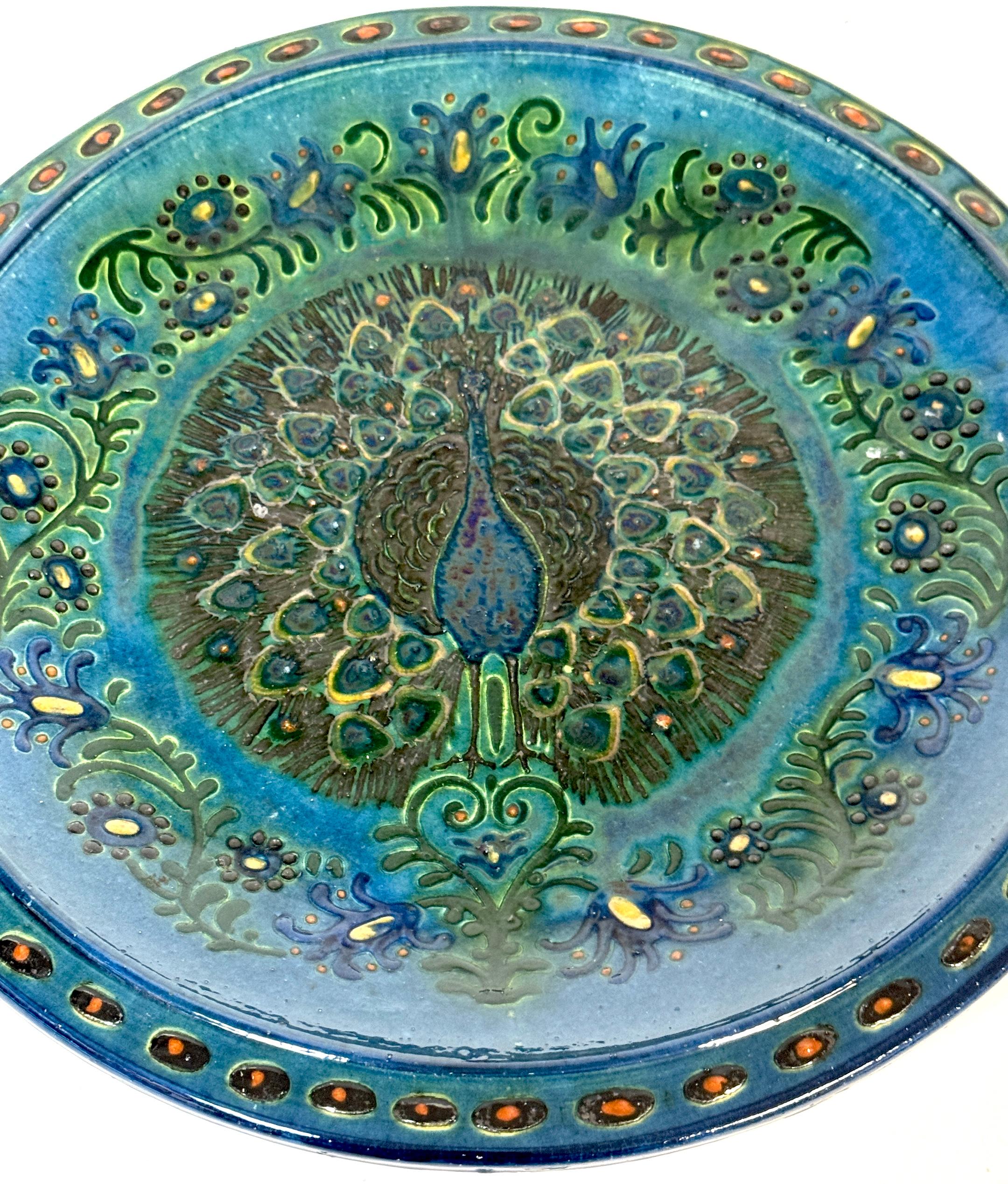 Welsh Arts & Crafts Pfauengeschirr von John Lang, Aberamffra, ca. 1910-1925 (Arts and Crafts) im Angebot
