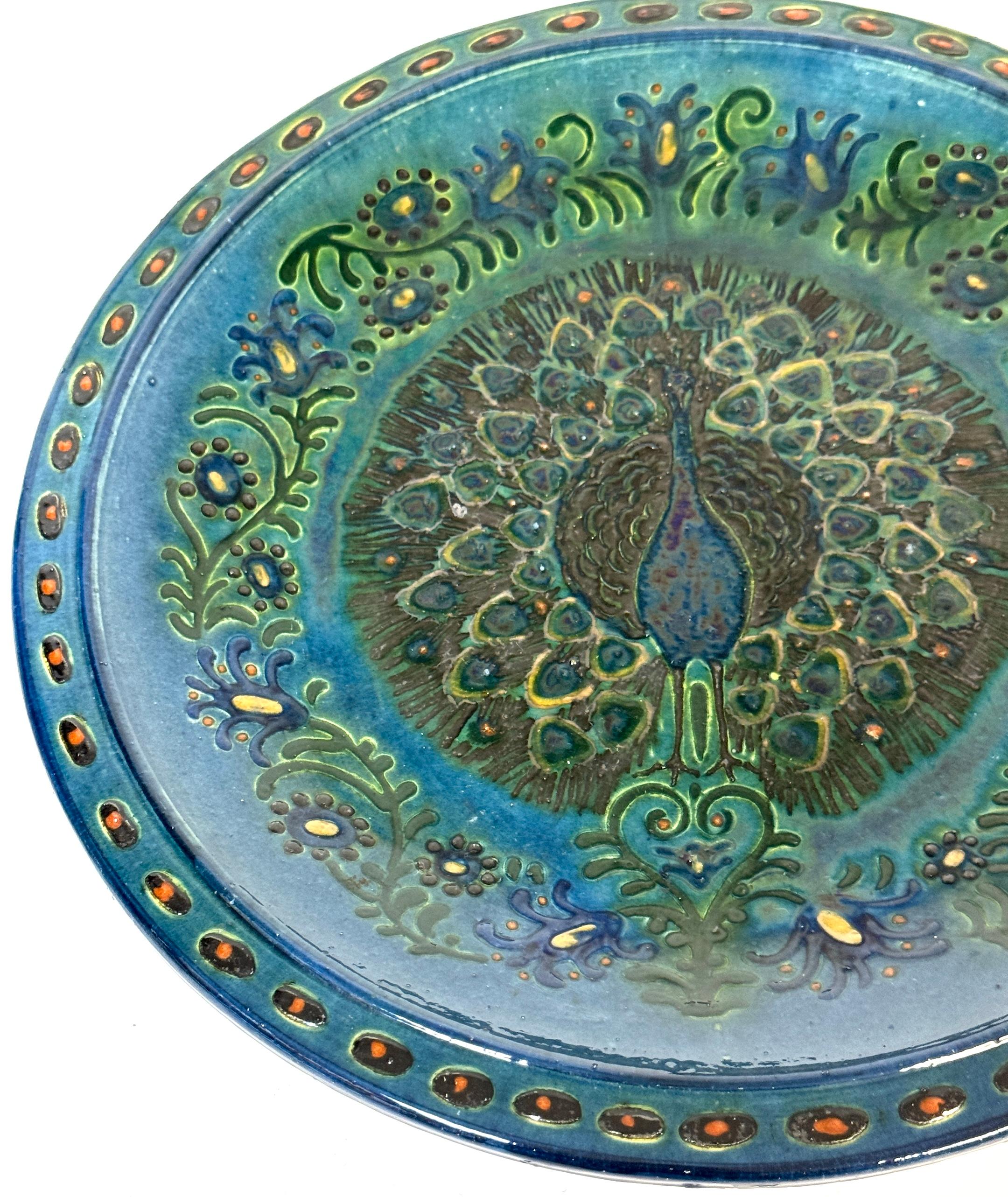 Welsh Arts & Crafts Pfauengeschirr von John Lang, Aberamffra, ca. 1910-1925 (Englisch) im Angebot