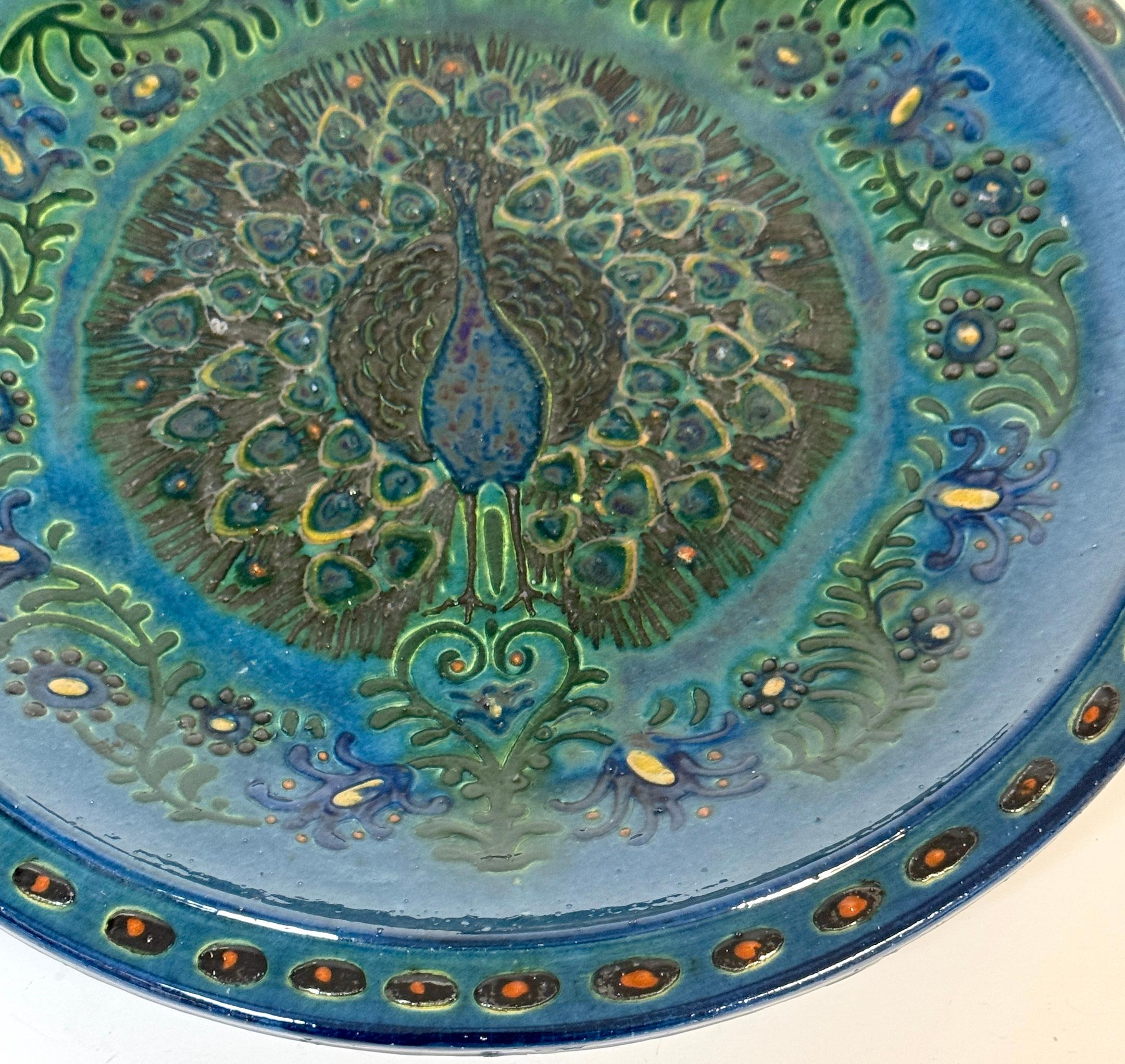 Welsh Arts & Crafts Pfauengeschirr von John Lang, Aberamffra, ca. 1910-1925 (Glasiert) im Angebot