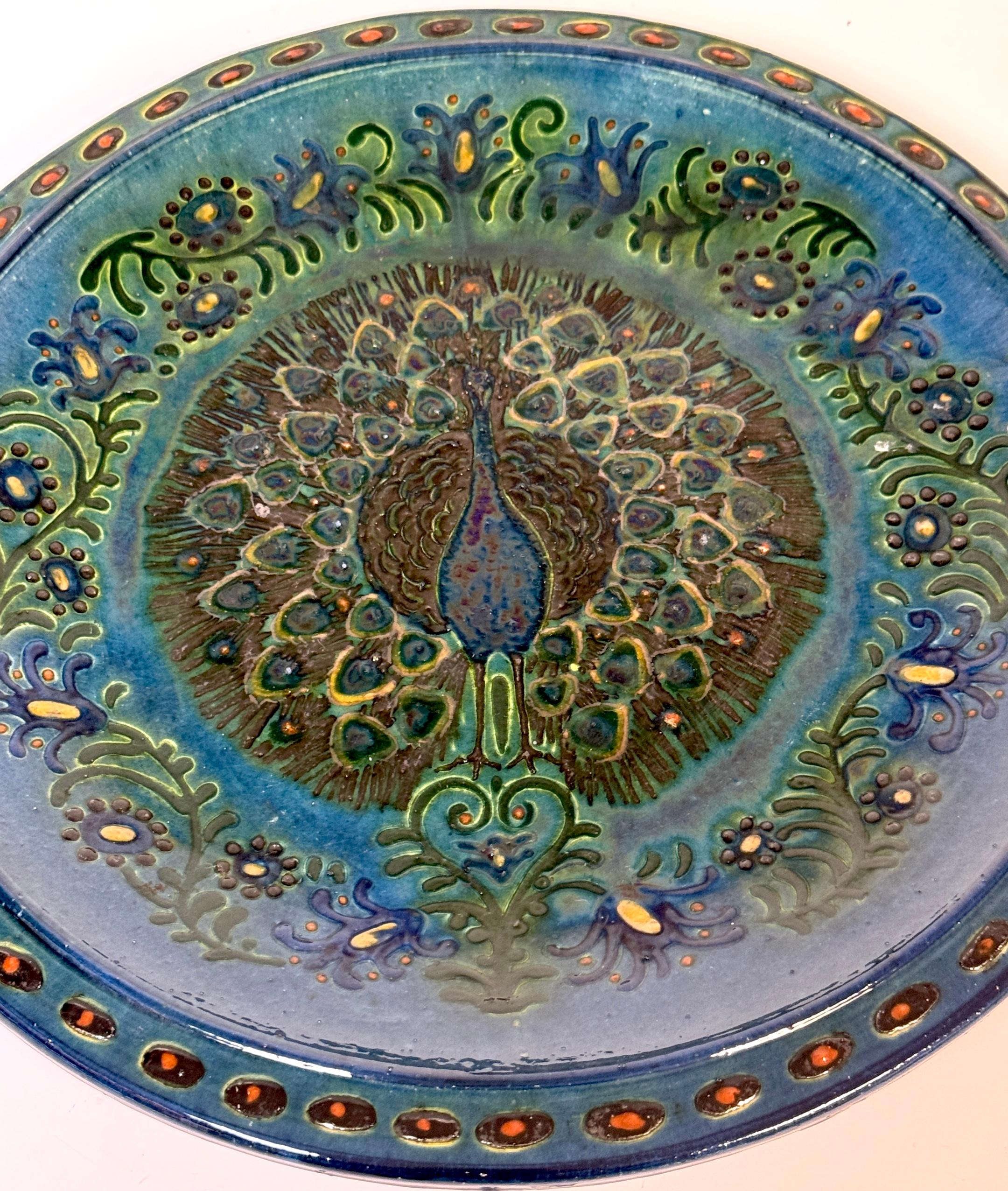 Welsh Arts & Crafts Pfauengeschirr von John Lang, Aberamffra, ca. 1910-1925 (20. Jahrhundert) im Angebot