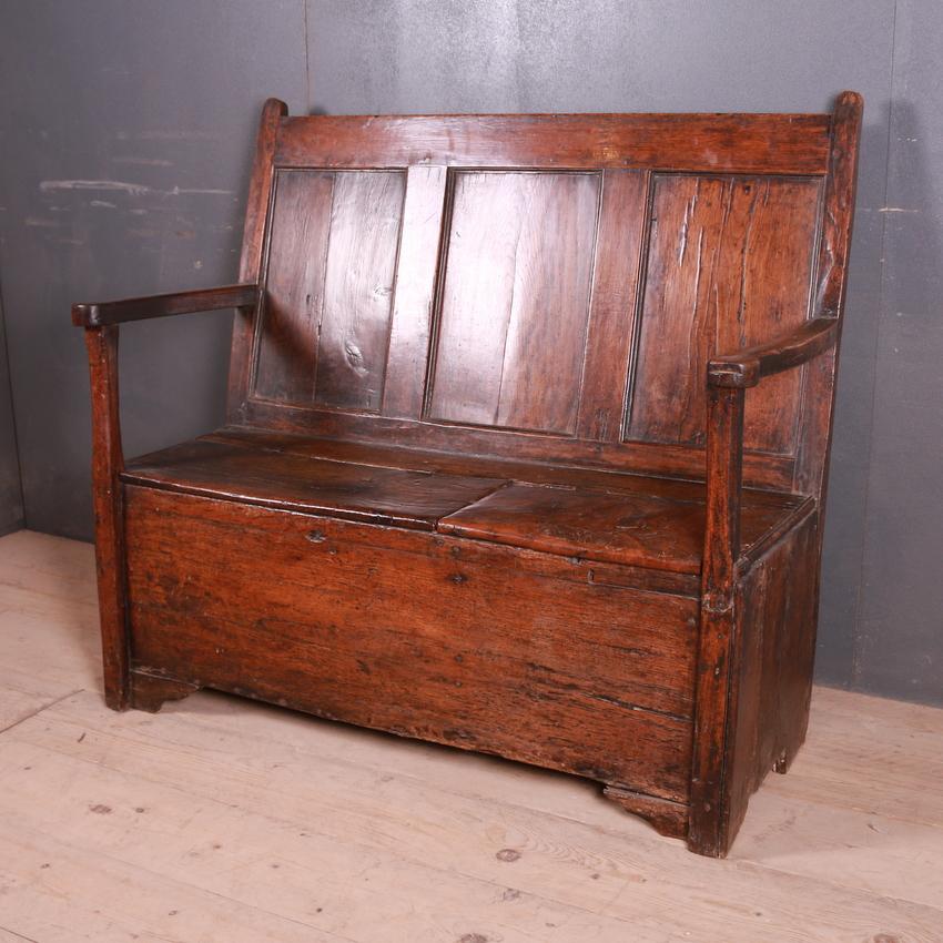 Small 18th century primitive welsh oak box settle, 1760.

Seat height 18