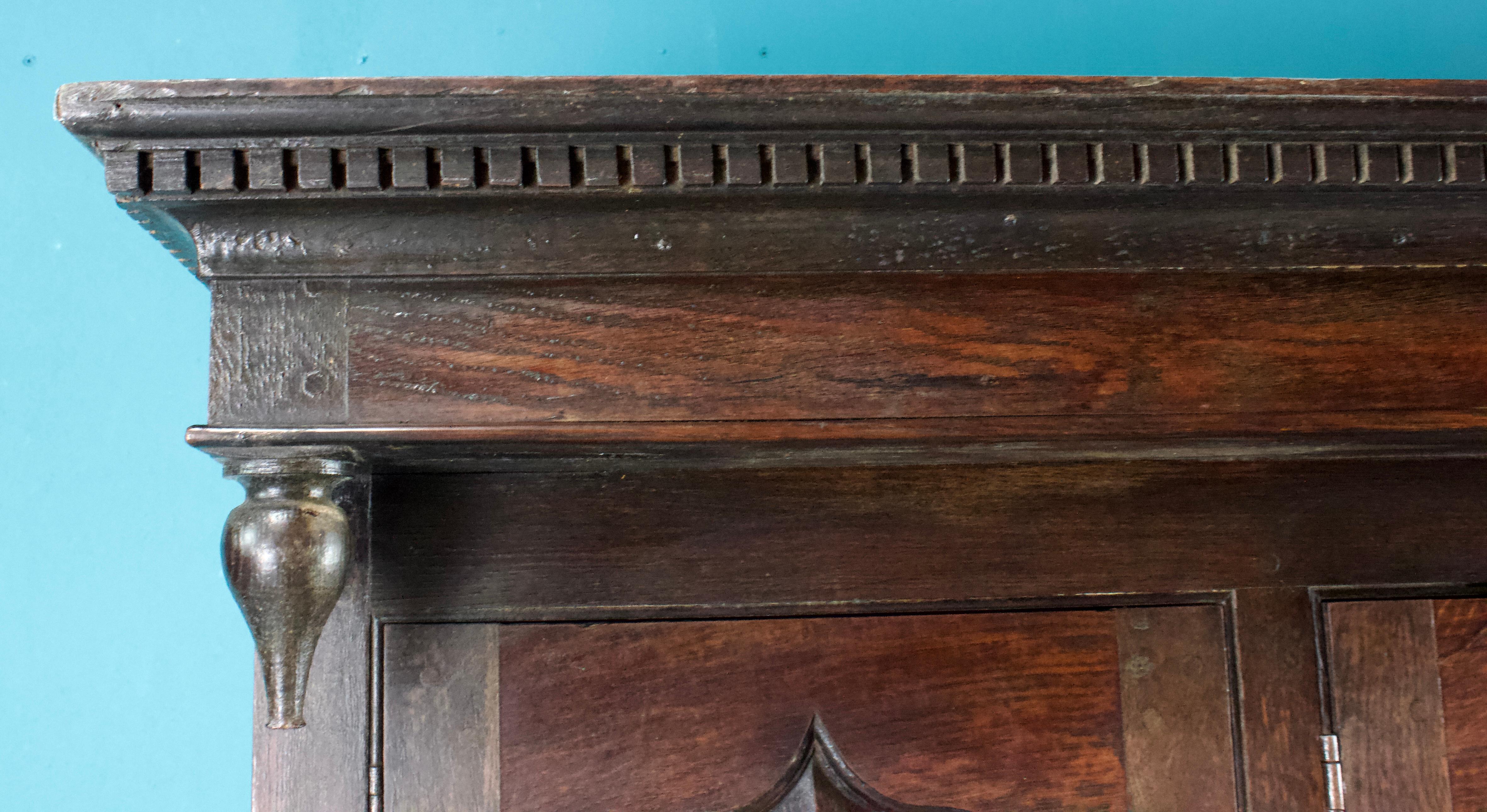 Hand-Carved English Welsh Buffet in Oak XVIIIth Century - English antiques - United Kingdom For Sale