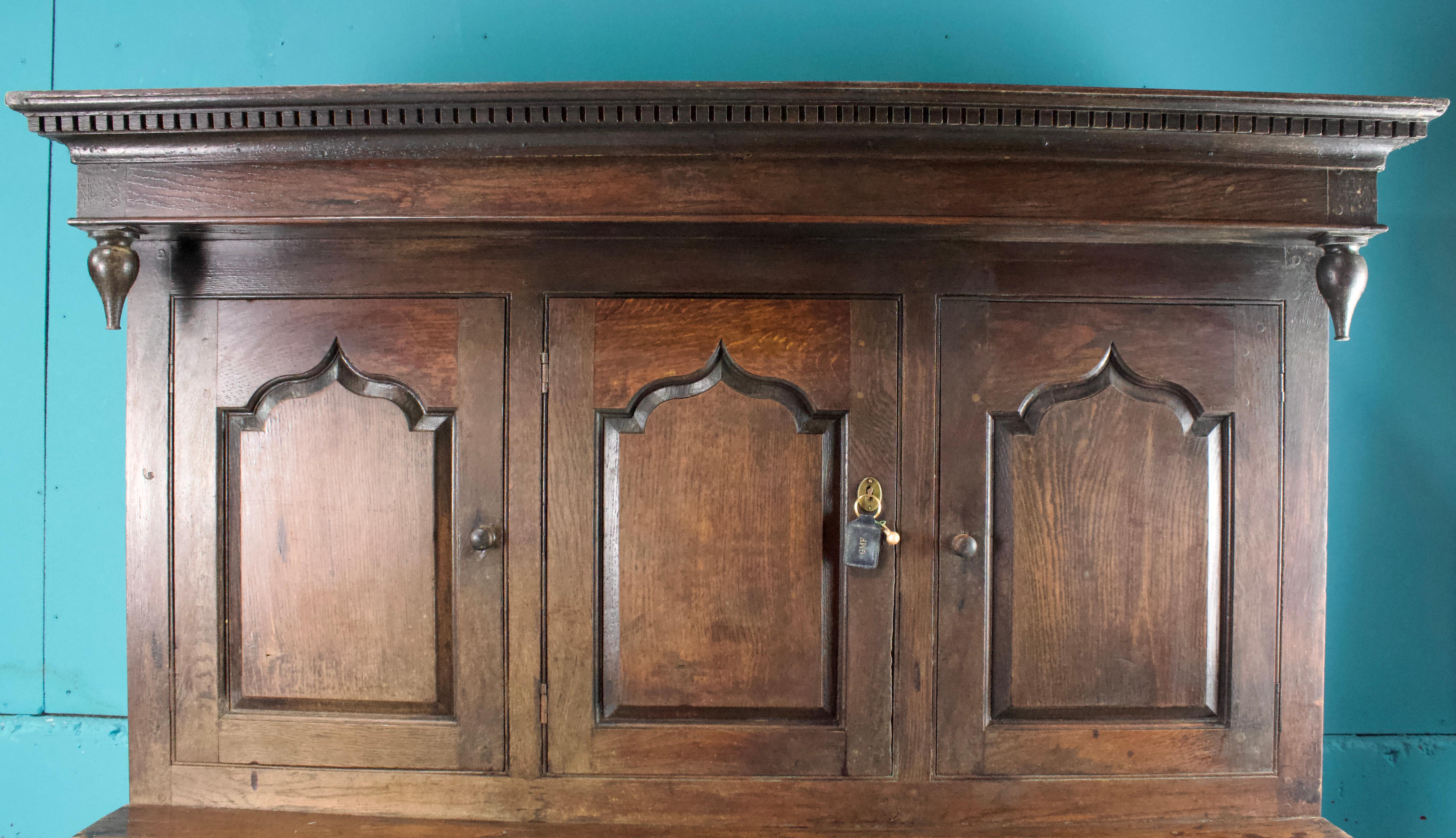 English Welsh Buffet in Oak XVIIIth Century - English antiques - United Kingdom In Good Condition For Sale In Beuzevillette, FR